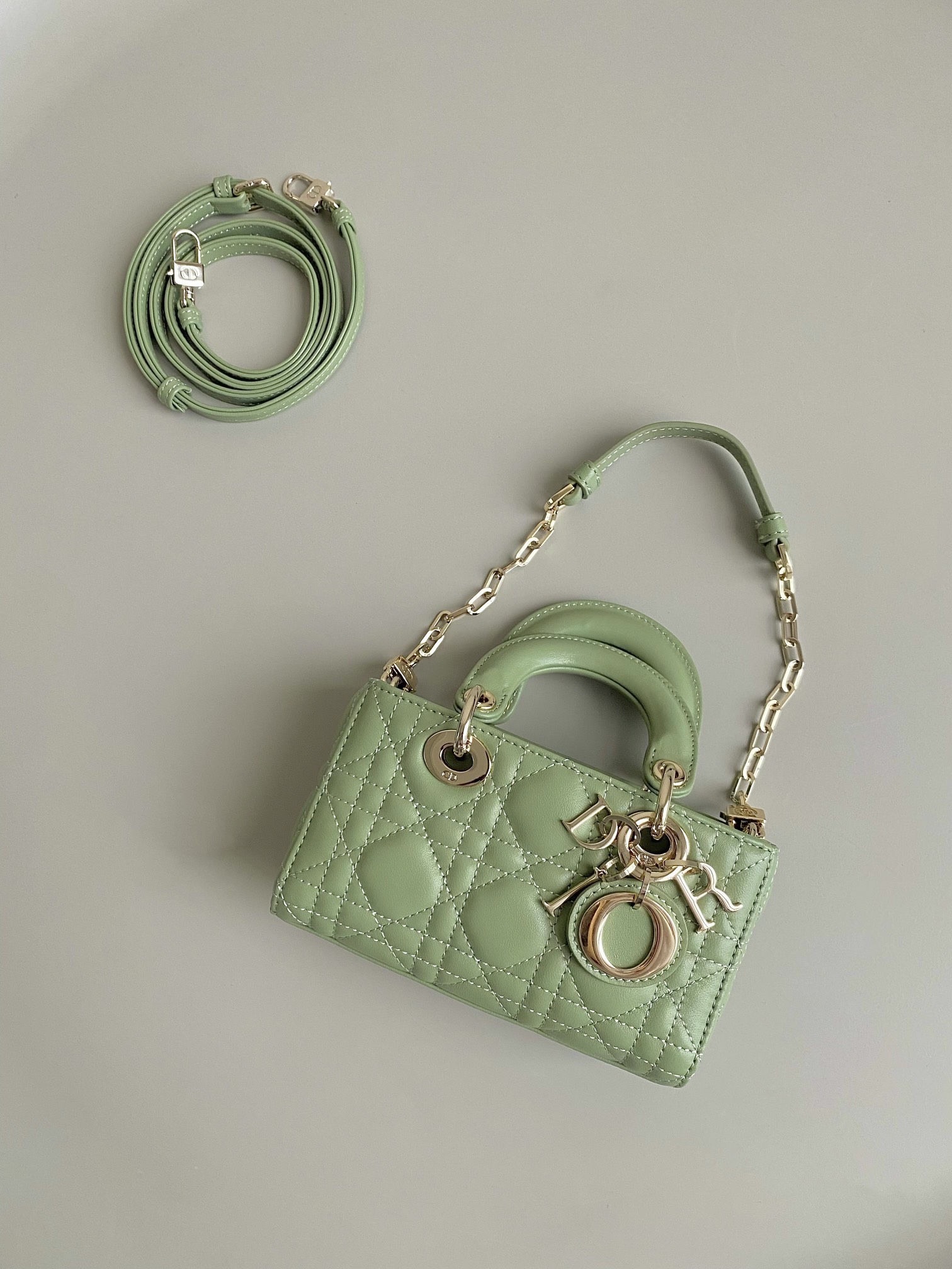 Dior 梦幻绿 超迷你𝗗-𝗝𝗼𝘆 𝗯𝗮𝗴七夕爱心款 果然就是轮回 回归了一把中古戴妃长方包形