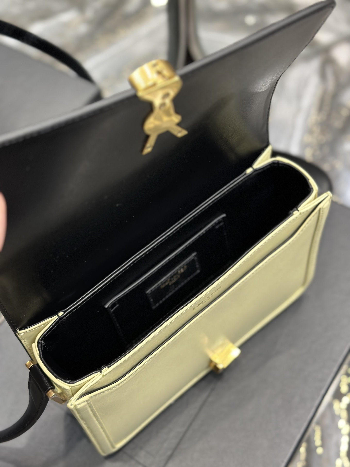 黑配奶黄色金扣_23cm必火爆款还没上市就攻陷了整个时尚圈怀旧左岸灵感来自巴黎左岸街名RueDeSolf