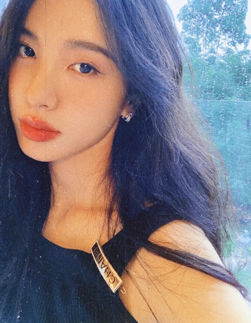 编号XFJ0028
不买后悔系列 
井柏然同款 𝐶ℎ𝑎𝑛𝑒2021秋冬新款字母镜面发夹胸针两用，闭眼入
