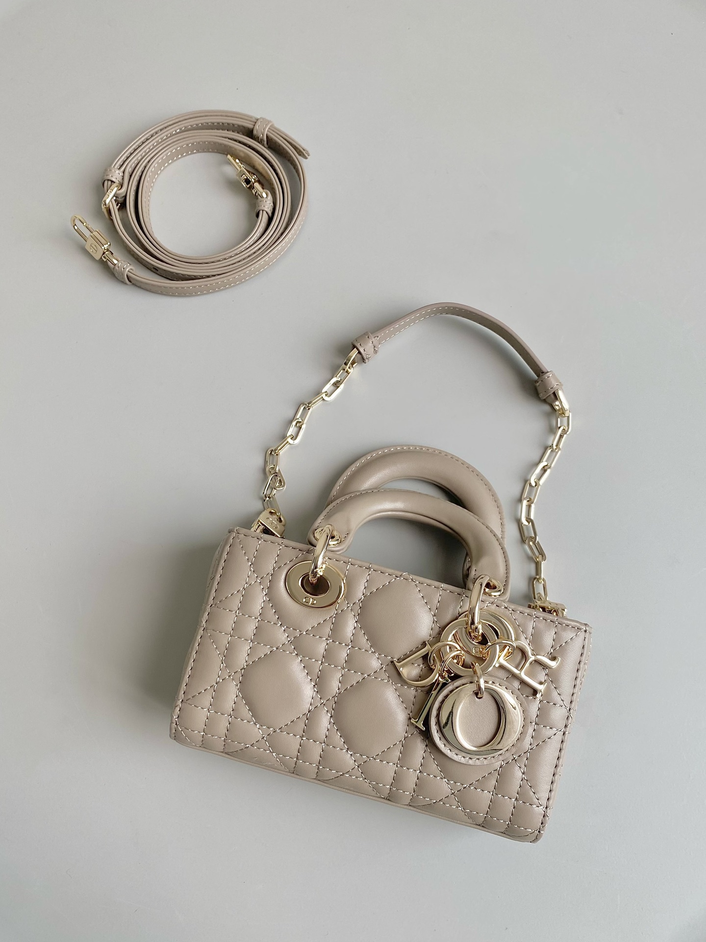 Dior 榛果 超迷你𝗗-𝗝𝗼𝘆 𝗯𝗮𝗴七夕爱心款 果然就是轮回 回归了一把中古戴妃长方包形