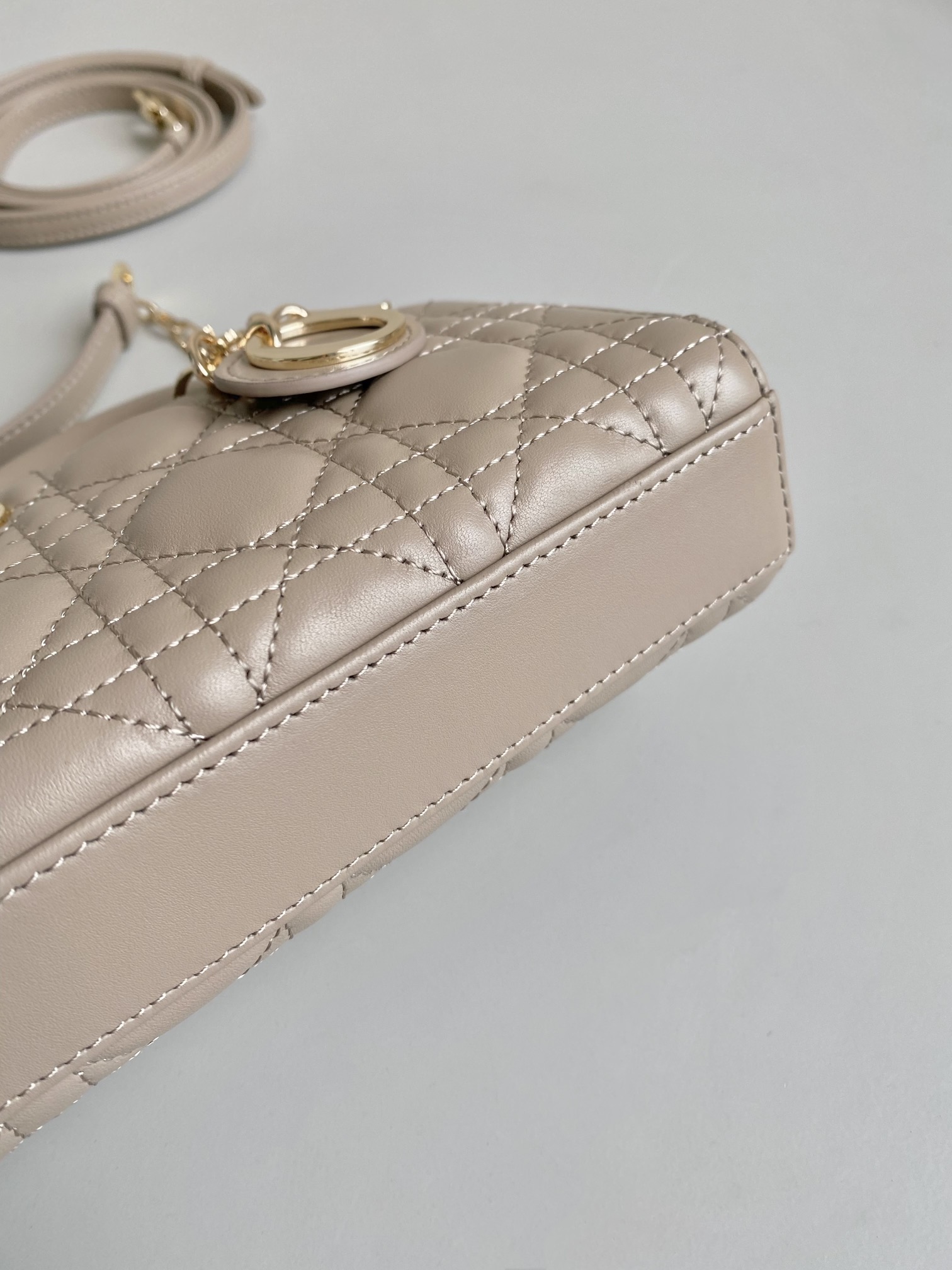 Dior 榛果 超迷你𝗗-𝗝𝗼𝘆 𝗯𝗮𝗴七夕爱心款 果然就是轮回 回归了一把中古戴妃长方包形