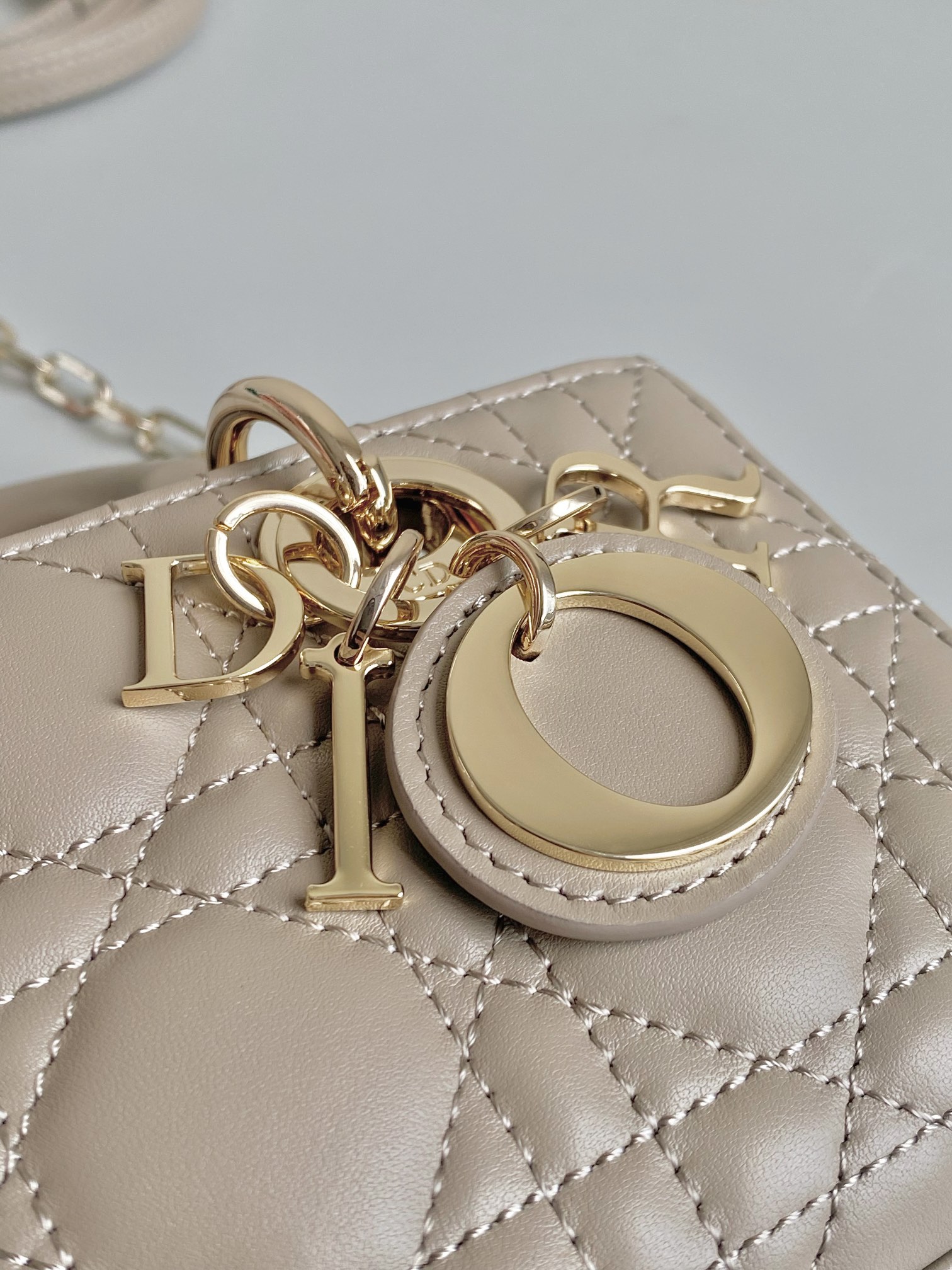 Dior 榛果 超迷你𝗗-𝗝𝗼𝘆 𝗯𝗮𝗴七夕爱心款 果然就是轮回 回归了一把中古戴妃长方包形