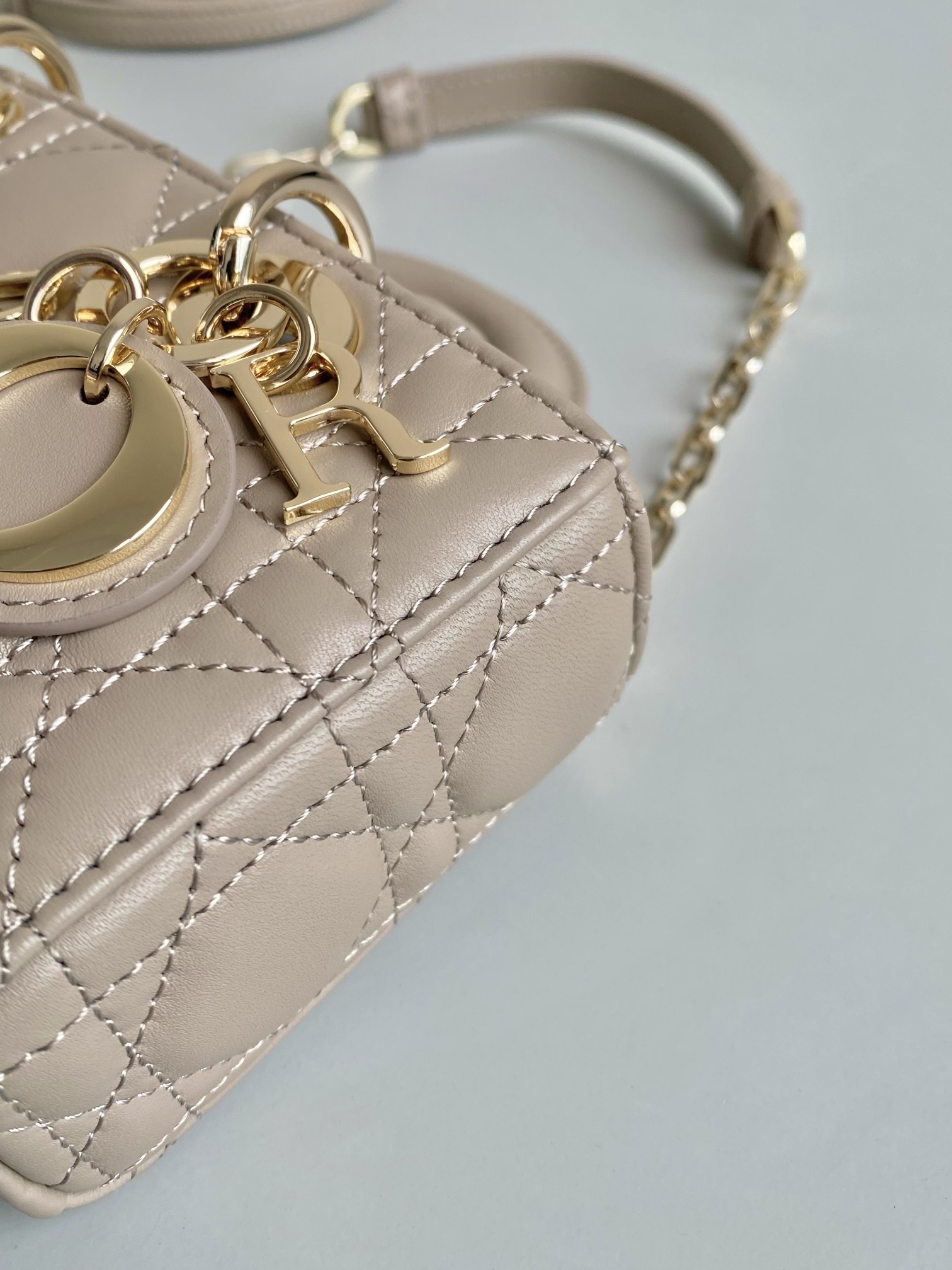 Dior 榛果 超迷你𝗗-𝗝𝗼𝘆 𝗯𝗮𝗴七夕爱心款 果然就是轮回 回归了一把中古戴妃长方包形