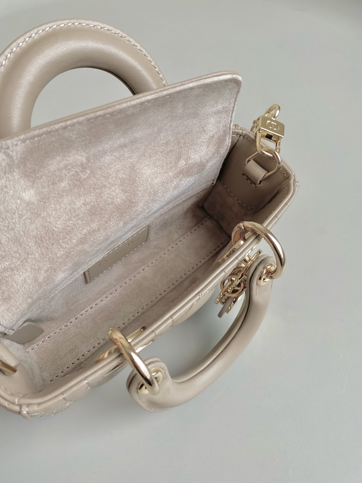 Dior 榛果 超迷你𝗗-𝗝𝗼𝘆 𝗯𝗮𝗴七夕爱心款 果然就是轮回 回归了一把中古戴妃长方包形