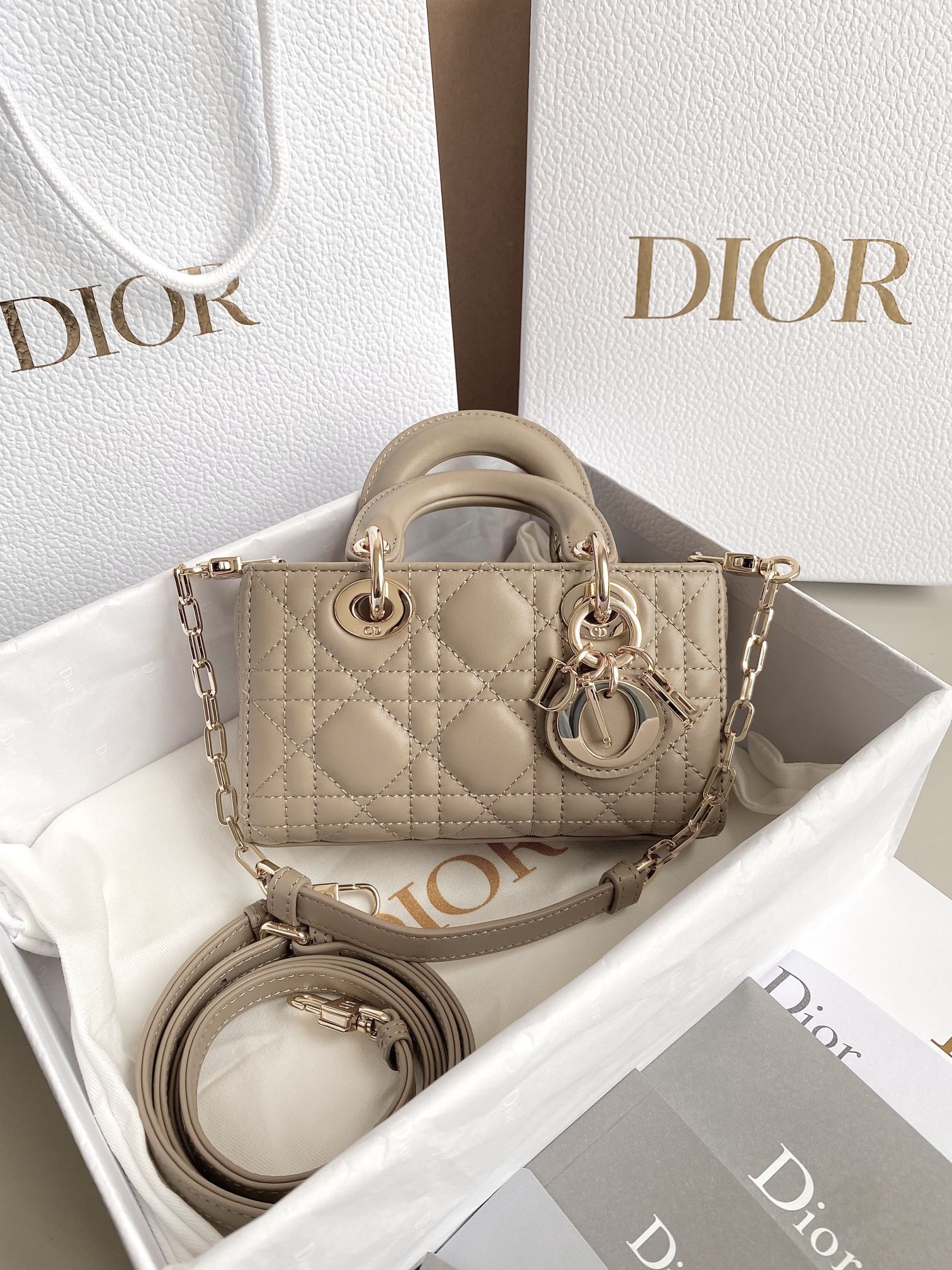 Dior 榛果 超迷你𝗗-𝗝𝗼𝘆 𝗯𝗮𝗴七夕爱心款 果然就是轮回 回归了一把中古戴妃长方包形