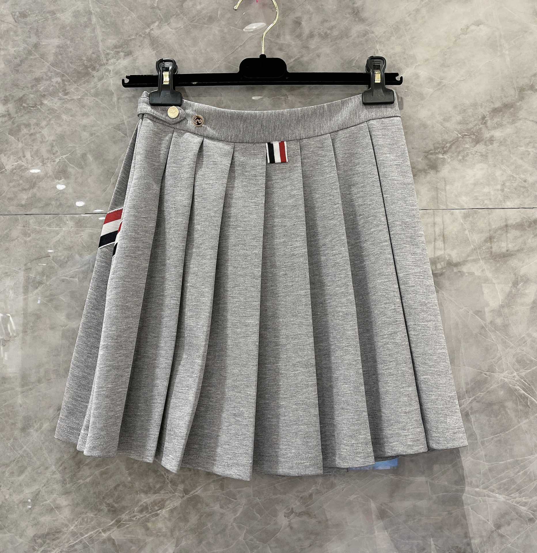 Thom Browne Women’s Suit: Classic Red, White, and Blue Design, Tailored for Fashion. - 图片 3