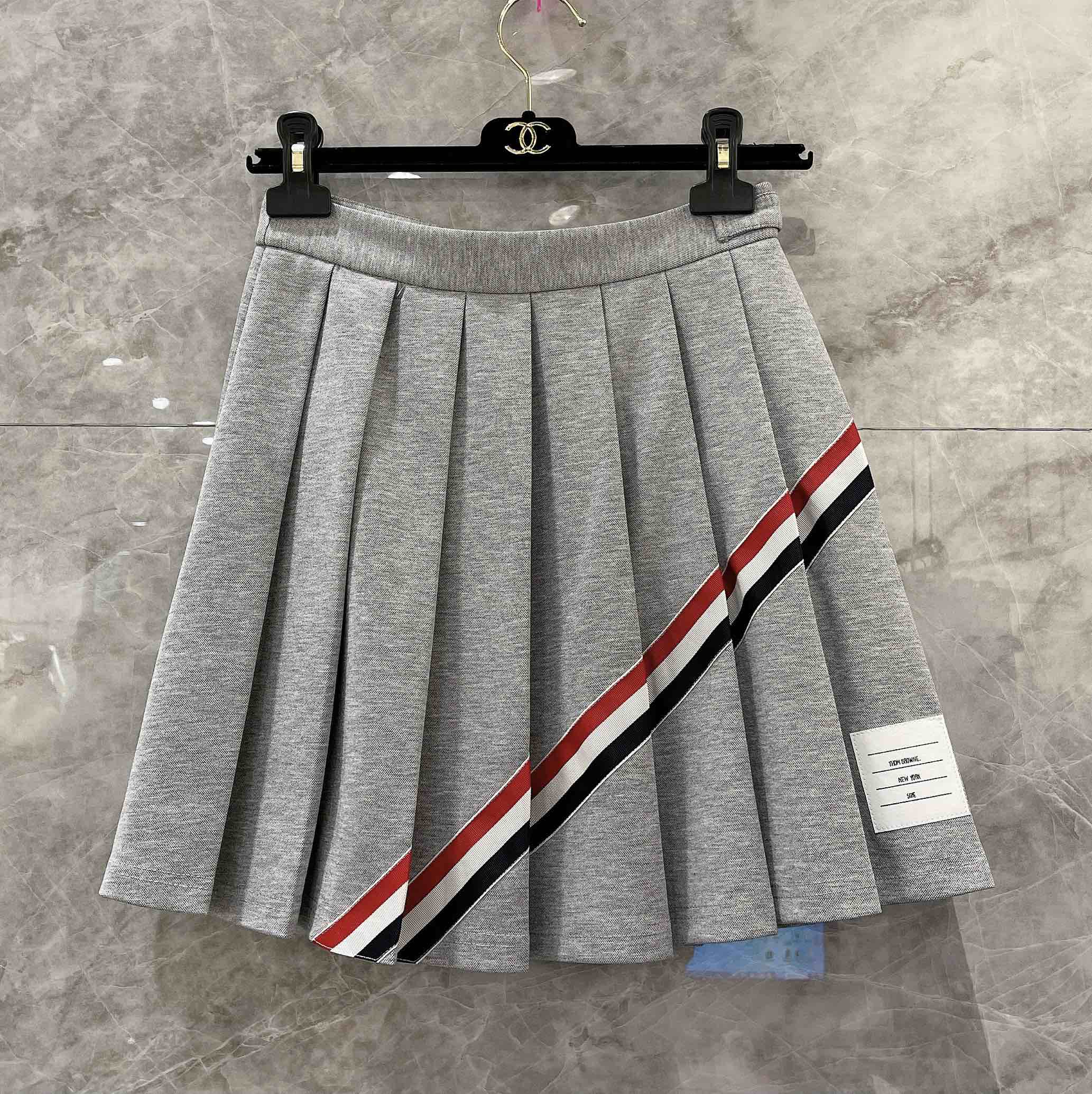 Thom Browne Women’s Suit: Classic Red, White, and Blue Design, Tailored for Fashion. - 图片 2