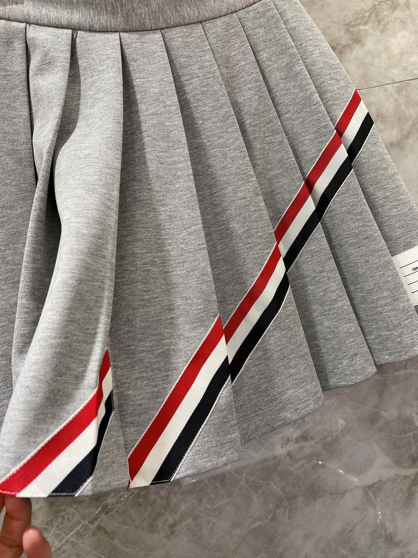 Thom Browne Women’s Suit: Classic Red, White, and Blue Design, Tailored for Fashion. - 图片 6