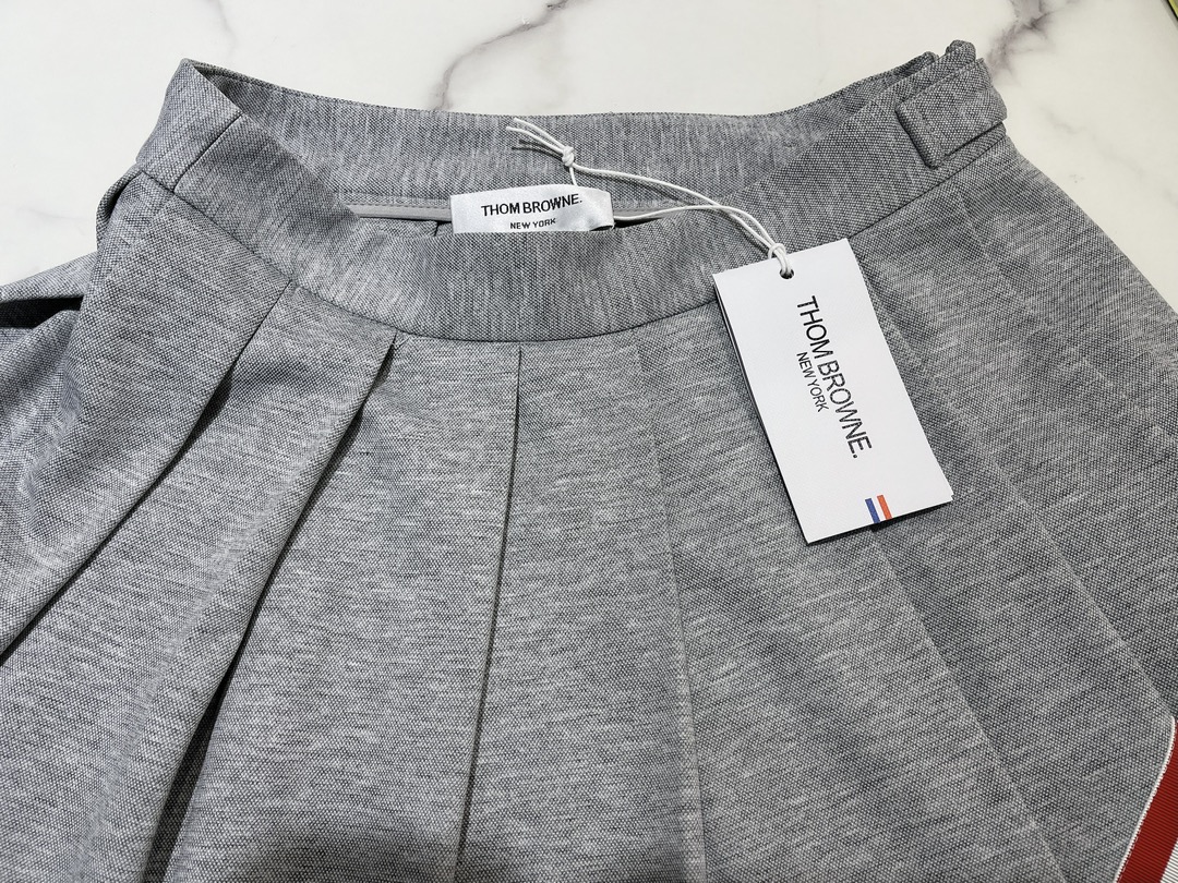 Thom Browne Women’s Suit: Classic Red, White, and Blue Design, Tailored for Fashion. - 图片 4