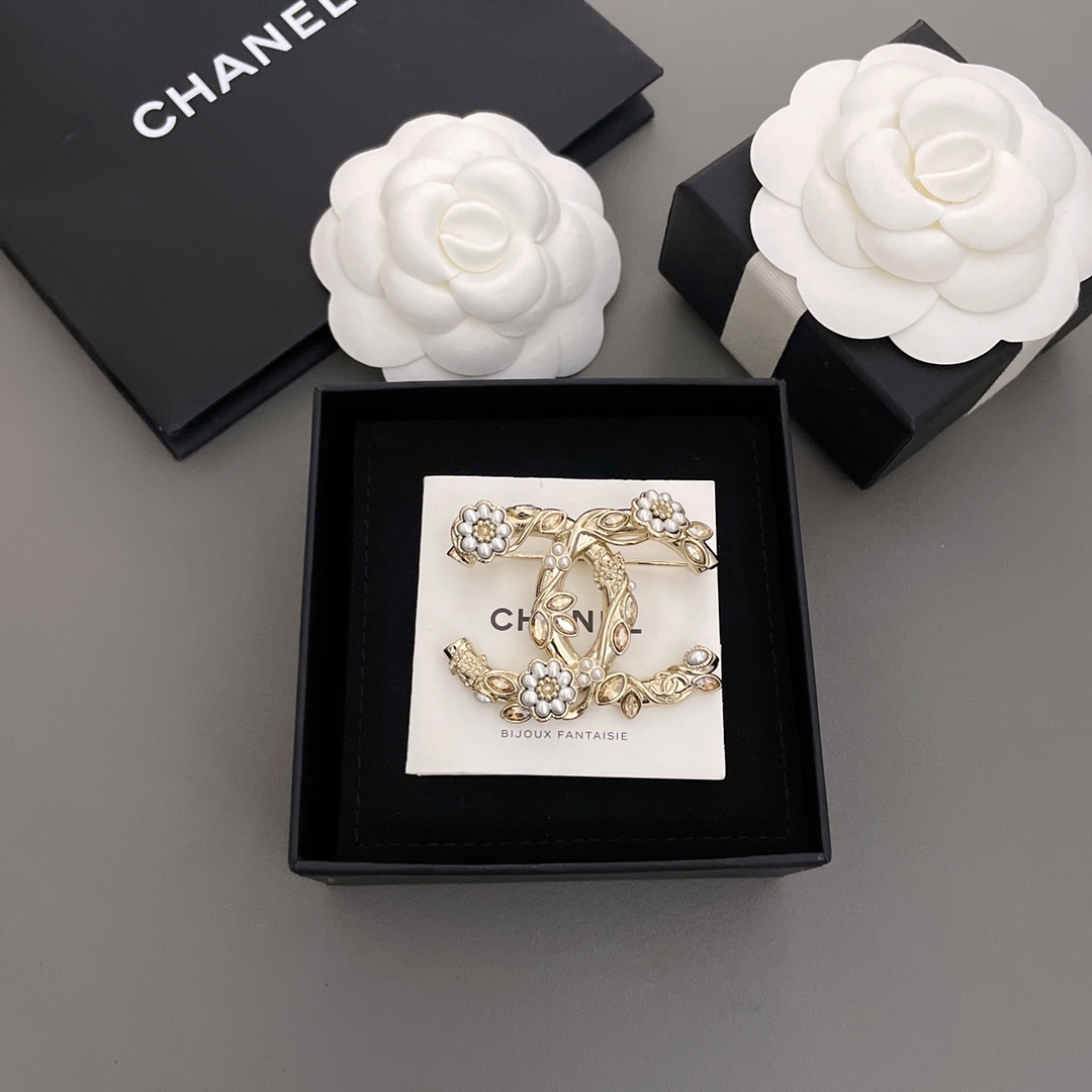 💰320【我们出品【香花朵麦穗胸针】Z 7900,绝美的一款brooch,必须自留❤️🔥,配包装!绝对的年度最美,非常的仙气飘飘,花朵的设计精致柔美!花朵上的珍珠是特别定制的尺寸跟纹路,花蕊中间是一颗施华洛钻,金色搭配金色魅影施华洛钻,质感真的一绝,太完美啦!给它一点光就闪爆全场✨超级推荐👍🏻👍🏻同系列项链,手链,同步上新,墙裂推荐一套入!