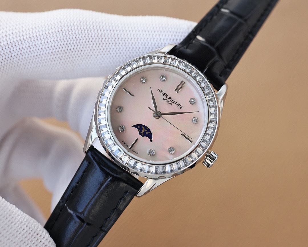 NO:726319,White-gold steel band. The best women’s model of the year, Patek Philippe, is now on the market!  Let love witness love every second, and convey true love all the time. It is made of sapphire wear-resistant mirror, meticulously crafted from 316 steel engraved material, equipped with an original imported cal.2824 modified fully automatic mechanical movement, unique sun, moon and star function, deep waterproof, size 33×10mm!  The best choice as a gift for your other half, wear it on your hand, and it will be sweet in your heart. Top-quality products, patek philippe19860909白-金 钢带.年度最佳女款百达翡丽火爆上市！让爱情见证分分秒秒的爱,时时刻刻传递真心.采用蓝宝石耐磨镜面,复刻材料316钢鑫精雕细琢,搭载原装进口cal.2824改造全自动机械机芯,独特日月星辰功能,深度防水,尺寸33×10mm！送另一半的不二之选,戴在手上,甜在心间顶级出品 精品不断,,patek philippe,Watch