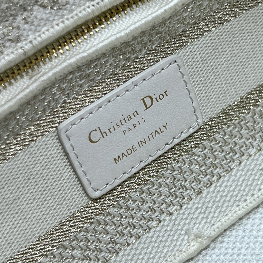 迪奥Dior顶级进口原厂刺绣专柜正品复刻横款戴妃包中号LADYD-JOY刺绣手袋金喜鹊这款LadyD-J