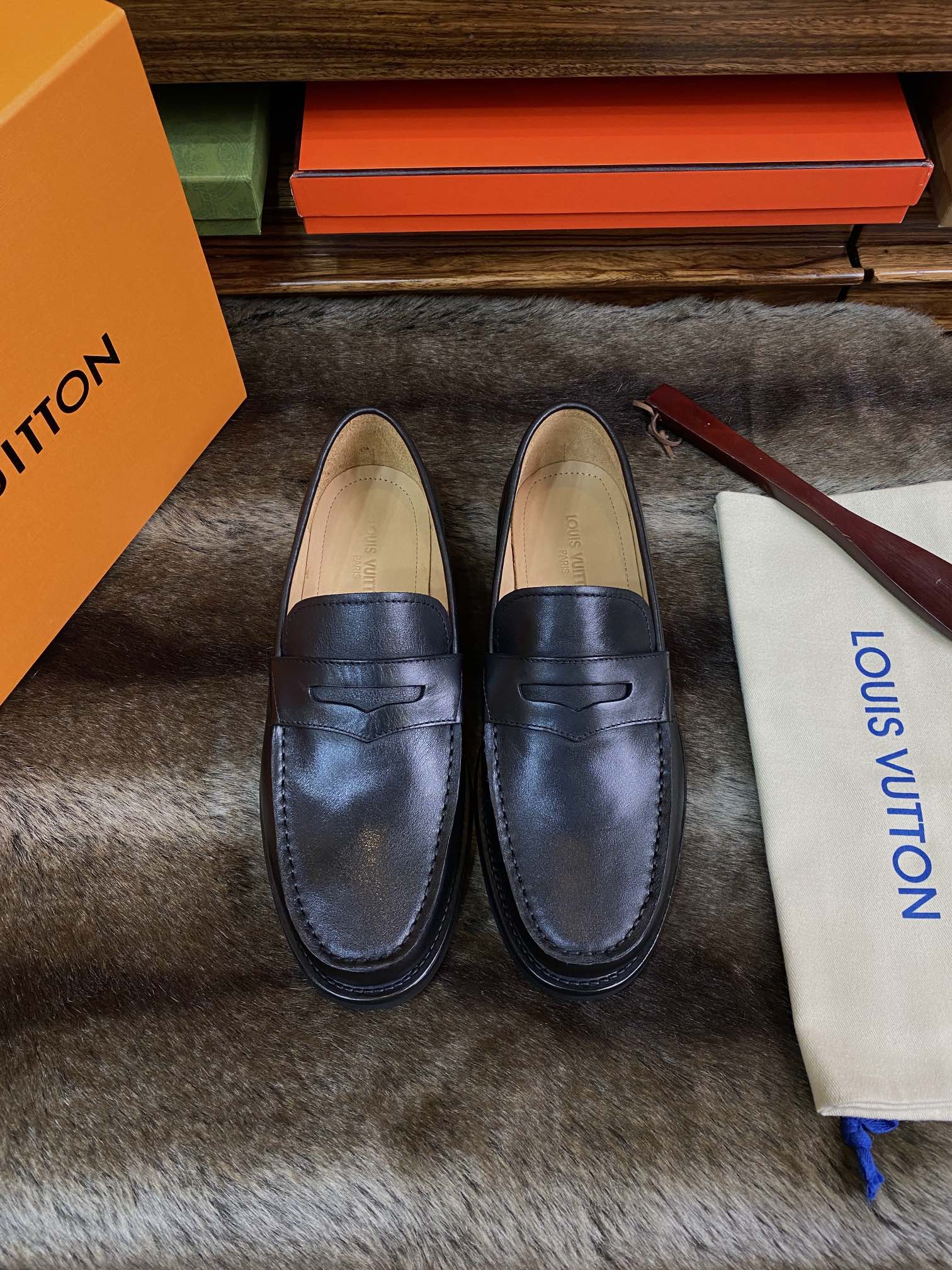 NO:271618,1V donkey brand This year's latest New batch [Original Premium] All-spot Top quality imported original bottom, fierce goods are coming [Rose][Rose] Different from market goods, fully imported German oxen inside, perfect and smooth stitching, uniform and coherent, fine craftsmanship, simple and easy to wear, soft enough to be comfortable, standard code 38/45;,,louis vuitton198609091V 驴牌 今年最新New批【原单精品】全现货 顶级精品进口原版大底,狠货来袭 [玫瑰][玫瑰] 不同于市场货 内里用全进口徳国胎牛 完美顺畅的车缝线 均匀连贯 工艺精细 套脚的设计简单易穿 柔软程度足以舒适 标准码 38/45；,,louis vuitton,Men's shoes