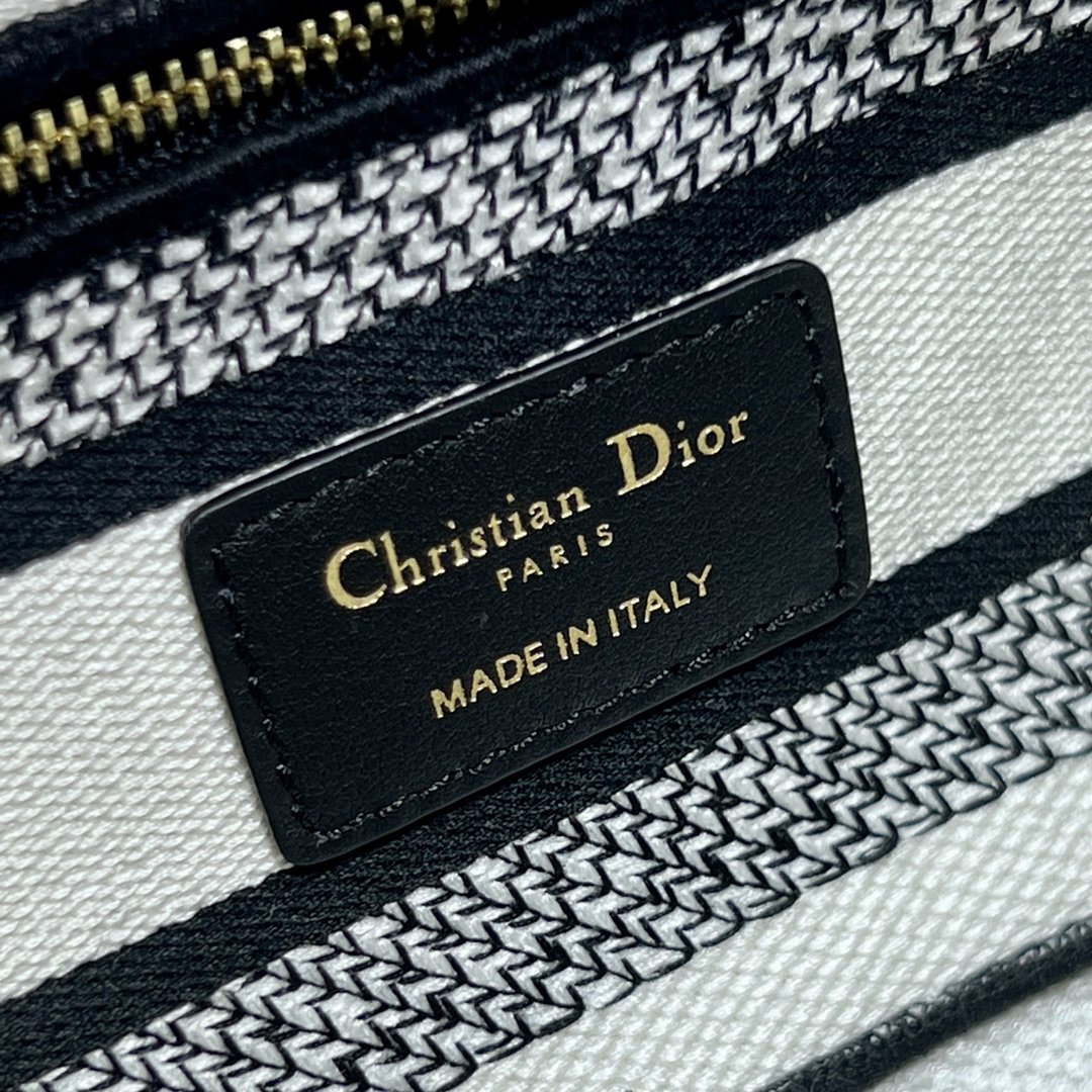 迪奥Dior顶级进口原厂刺绣专柜正品复刻横款戴妃包中号LADYD-JOY刺绣手袋白色繁花这款LadyD-