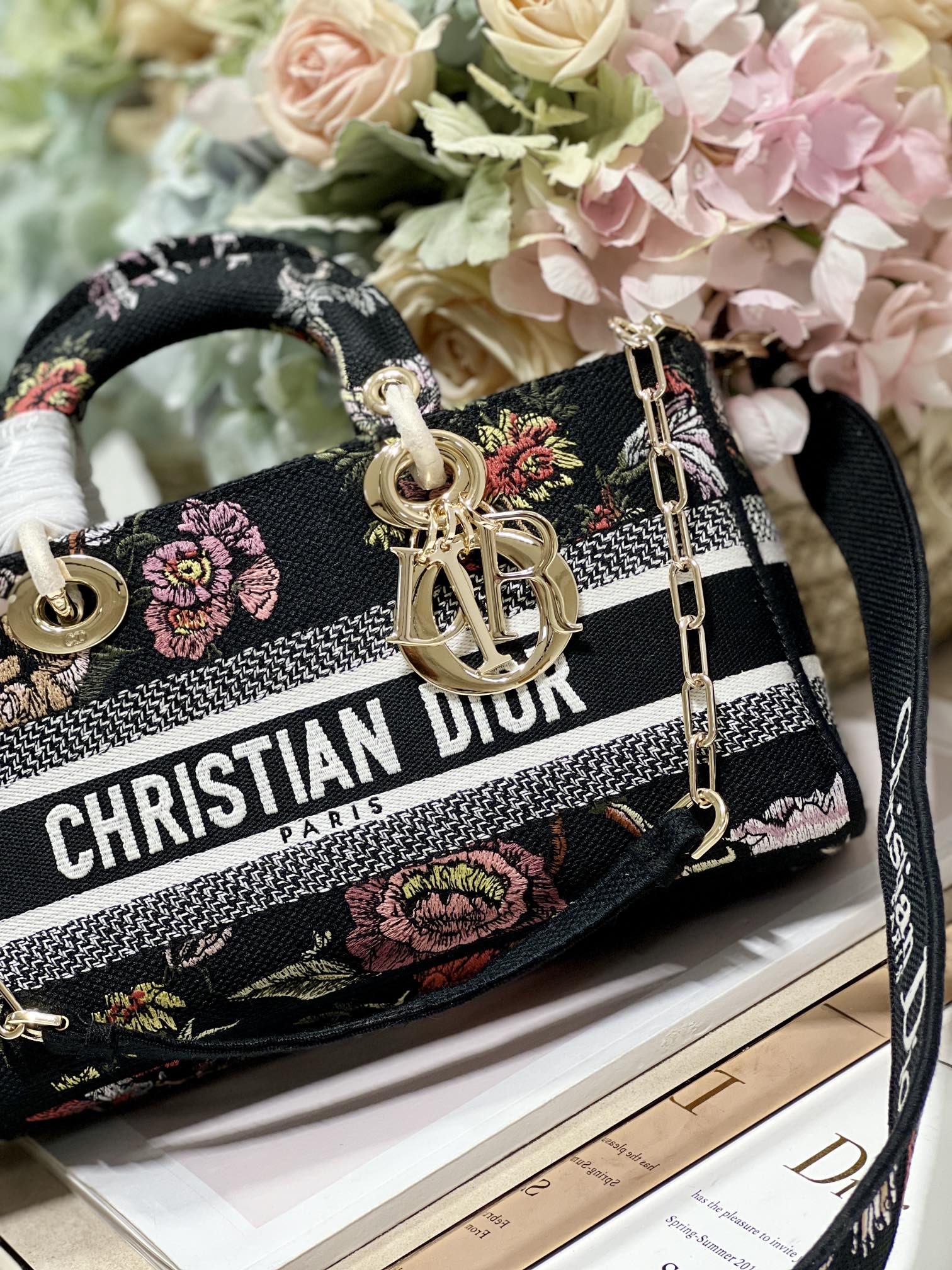 迪奥Dior顶级进口原厂刺绣专柜正品复刻横款戴妃包中号LADYD-JOY刺绣手袋黑色繁花这款LadyD-