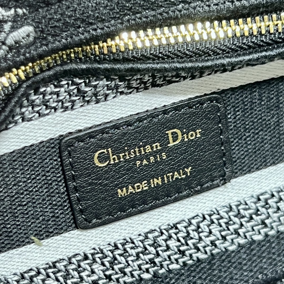 迪奥Dior顶级进口原厂刺绣专柜正品复刻横款戴妃包中号LADYD-JOY刺绣手袋黑色繁花这款LadyD-