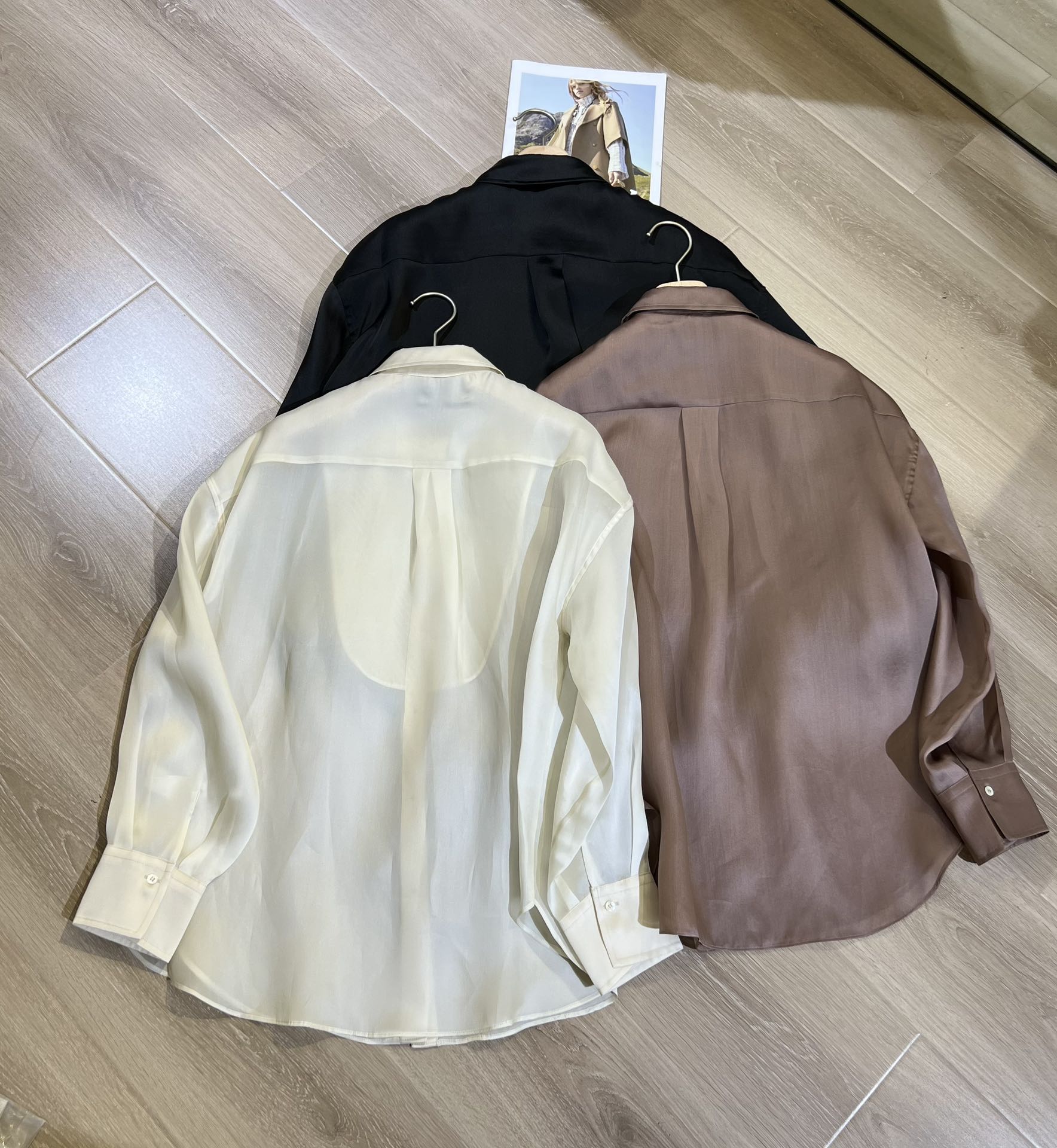 Brunello Cucinelli Silk Blend Organza Shirt with Embellished Detailing 7 i1680188347 4184 7