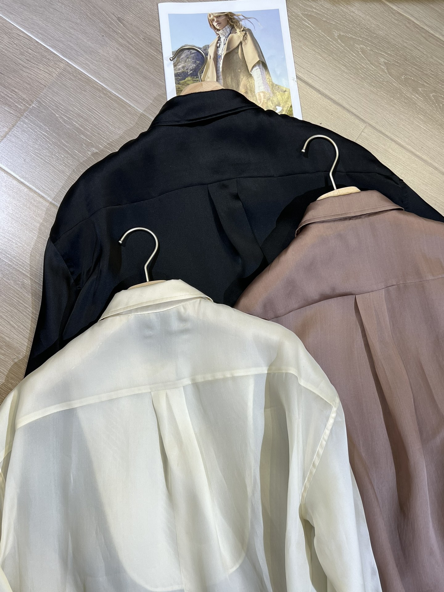 Brunello Cucinelli Silk Blend Organza Shirt with Embellished Detailing 8 i1680188347 6980 8