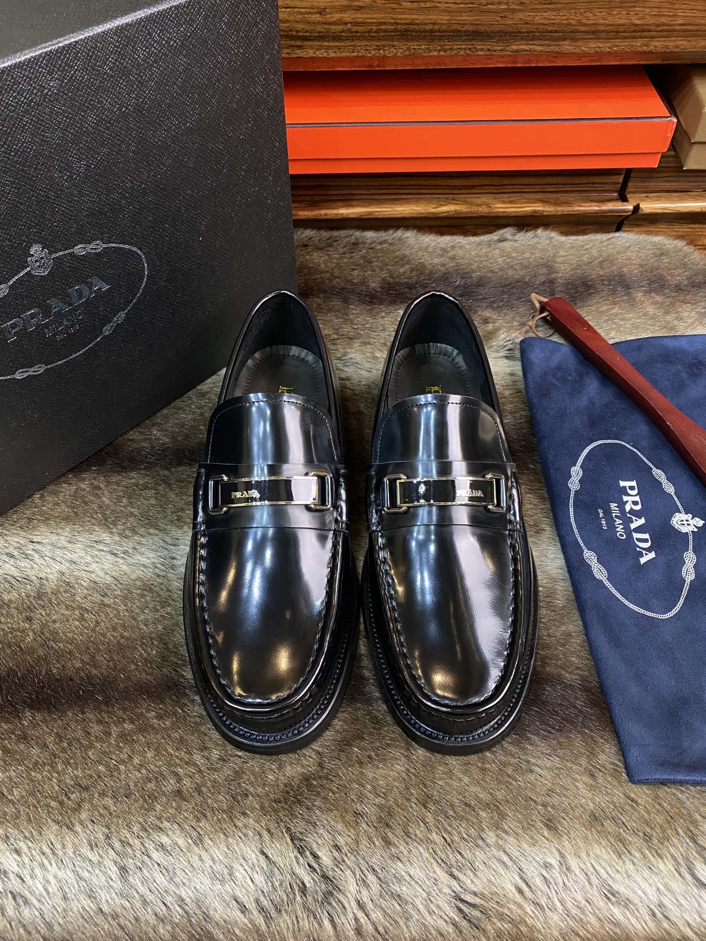 NO:275039,Come here!  Finally shipped!  Parda, one-foot-punch lazy boutique, this year's latest [original order boutique], all spot, original factory hardware, top quality, luxury Italian leather big bottom, fierce goods are coming [Rose][Rose] Imported hardware is different from market goods, fully imported German oxen inside, perfect smooth stitching, uniform and coherent, fine craftsmanship, simple and easy to wear, soft enough to be comfortable, standard code 38/45;,,Leather soles19860909来了来了！终于出货！批 Parda 一脚蹬懒人精品 今年最新【原单精品】全现货 原代工厂五金 顶级精品 奢用意大利真皮大底,狠货来袭 [玫瑰][玫瑰] 进口五金不同于市场货 内里用全进口徳国胎牛 完美顺畅的车缝线 均匀连贯 工艺精细 套脚的设计简单易穿 柔软程度足以舒适 标准码 38/45；,,Leather soles,Men's shoes