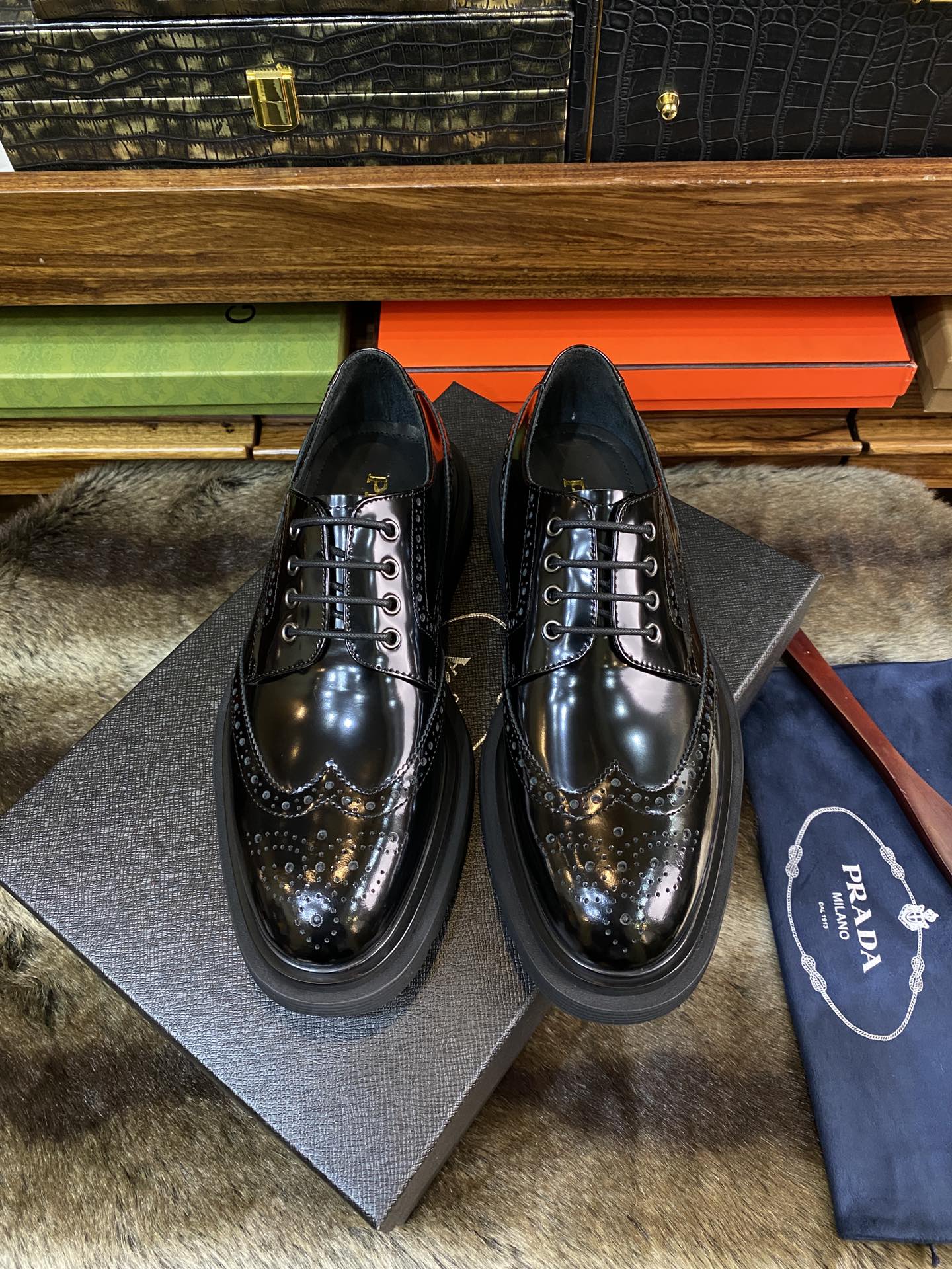 NO:275022,New!  Parda's latest counter love, super lightweight outsole, highest version batch, this year's counter latest Prada, high-end men's thick-soled lace-up derby shoes!  The sole uses imported high-density elastic foamed sole, but the highlight is that the cost is not something that a small factory can control. You can imagine the lightness of this shoe, which is very light and comfortable to wear. Classic Brock carving technology, imported cowhide, purchased the original version with 1:1 accurate reproduction, the small square head design is full of modernity, versatile and fashionable urban handsome men!  38/45, prada,cowhide19860909New！Parda 最新 专柜大爱 超轻盈大底 最高版本批 今年专柜最新普拉达 高端男士厚底系带德比鞋！ 鞋底采用进口高密度弹力发泡大底 可是亮点 成本不是小厂可以驾驭的,可想而知这鞋的轻盈度,非常轻盈上脚特别舒服 经典布洛克雕花工艺,进口牛皮制作,购入原版1:1精准复刻,小方头设计摩登感十足,百搭时尚都市型男！38/45,,prada,cowhide,Men's shoes