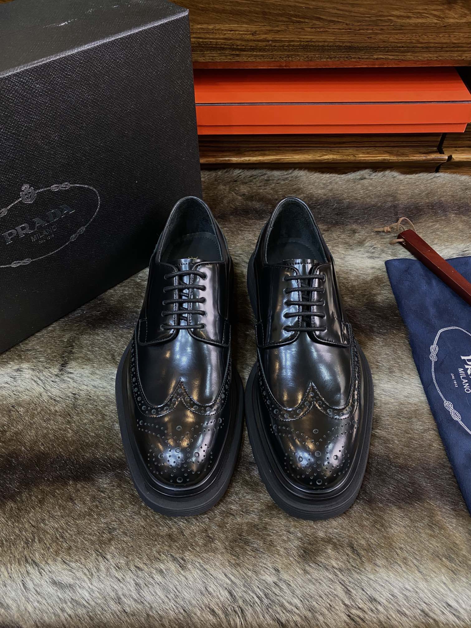 NO:897876,New!  Parda's latest counter-favorite ultra-light outsole, the highest version batch, this year's counter's latest Prada high-end men's thick-soled lace-up derby shoes!  The sole is made of imported high-density elastic foam outsole. But the highlight is that the cost is not something that a small factory can control. You can imagine the lightness of this shoe. It is very light and very comfortable on the feet. It has classic brogue carving craftsmanship and is made of imported cowhide. The purchased original version is accurately reproduced at 1:1. The small square toe design is full of modernity and is versatile and fashionable for urban sportsmen!  38/45,,prada,cowhide19860909New！Parda 最新 专柜大爱 超轻盈大底 最高版本批 今年专柜最新普拉达 高端男士厚底系带德比鞋！ 鞋底采用进口高密度弹力发泡大底 可是亮点 成本不是小厂可以驾驭的,可想而知这鞋的轻盈度,非常轻盈上脚特别舒服 经典布洛克雕花工艺,进口牛皮制作,购入原版1:1精准复刻,小方头设计摩登感十足,百搭时尚都市型男！38/45,,prada,cowhide,Men's shoes