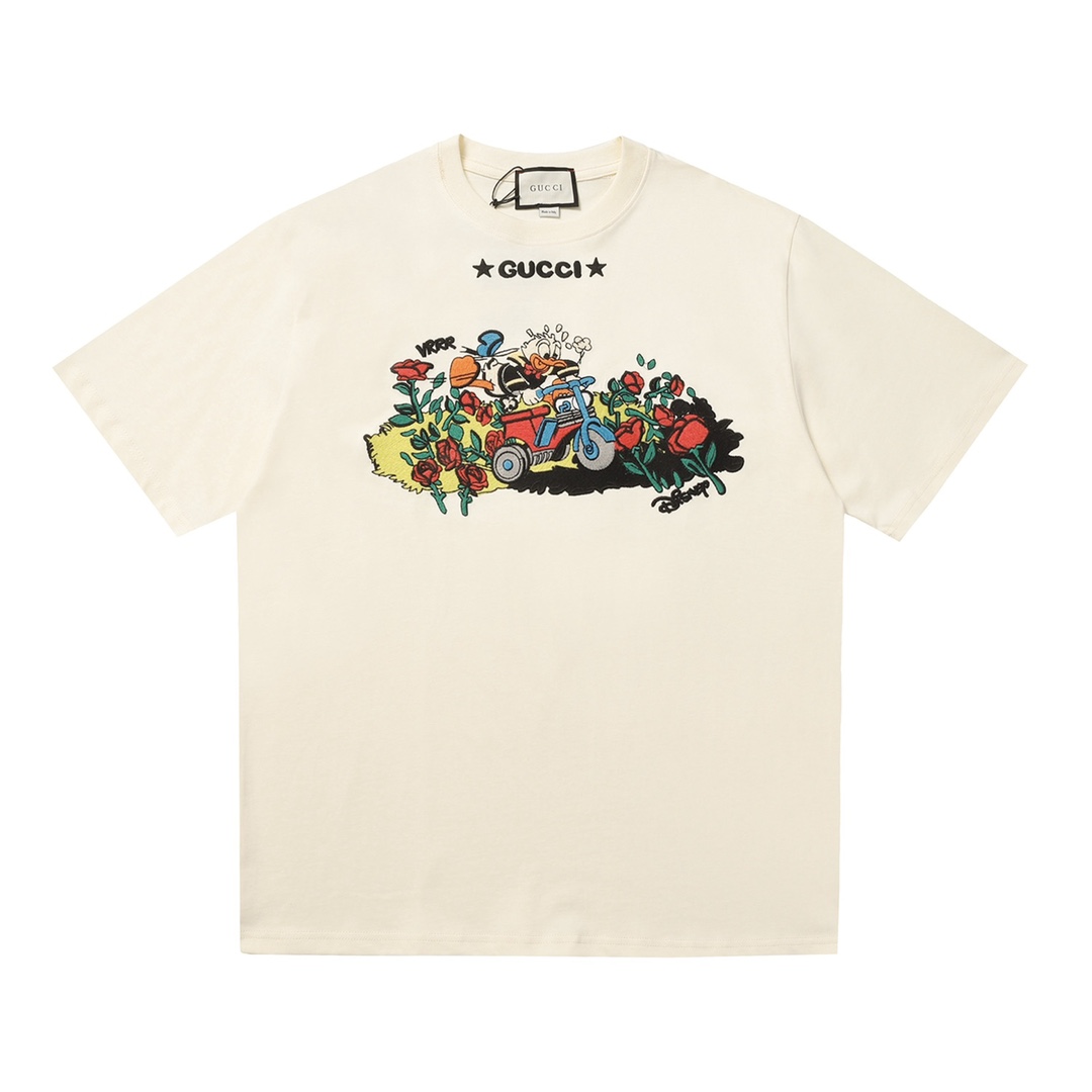 Camiseta de manga corta de la colección GUCCI x Disney con bordado de rosa y Pato Donald, tejido de punto liso de algod…