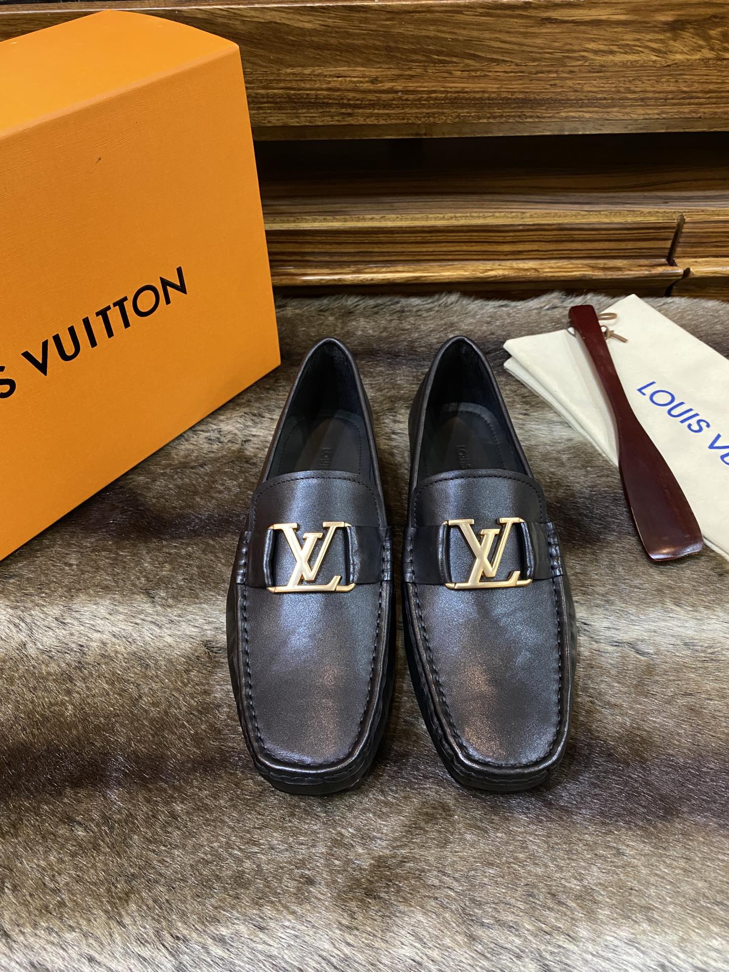 NO:277296,1V donkey brand, this year's latest [original fine product] all spot, the latest top quality Italian leather big bottom, the ruthless goods are coming [Rose][Rose] Imported hardware is different from market goods, fully imported German oxen inside, perfect and smooth stitching, uniform and coherent, fine craftsmanship, simple and easy to wear, soft enough to be comfortable, standard code 38/45;,,louis vuitton,Leather soles198609091V 驴牌 批今年最新【原单精品】全现货 最新款顶级精品意大利真皮大底,狠货来袭 [玫瑰][玫瑰] 进口五金不同于市场货 内里用全进口徳国胎牛 完美顺畅的车缝线 均匀连贯 工艺精细 套脚的设计简单易穿 柔软程度足以舒适 标准码 38/45；,,louis vuitton,Leather soles,Men's shoes