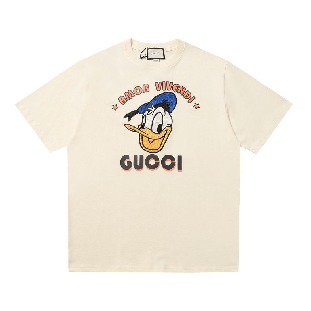 GUCCI x Disney联名款 唐老鸭刺绣短袖 面料采用280克重纯棉，定制32支2*2螺纹，成衣两遍水洗处，面料舒适亲肤无异感，定制定染面料， 纺织密度高，垂感佳，不易变形，厚织感加上紧密纺纱工艺，不会影响面料的透气性，成色的饱和度…