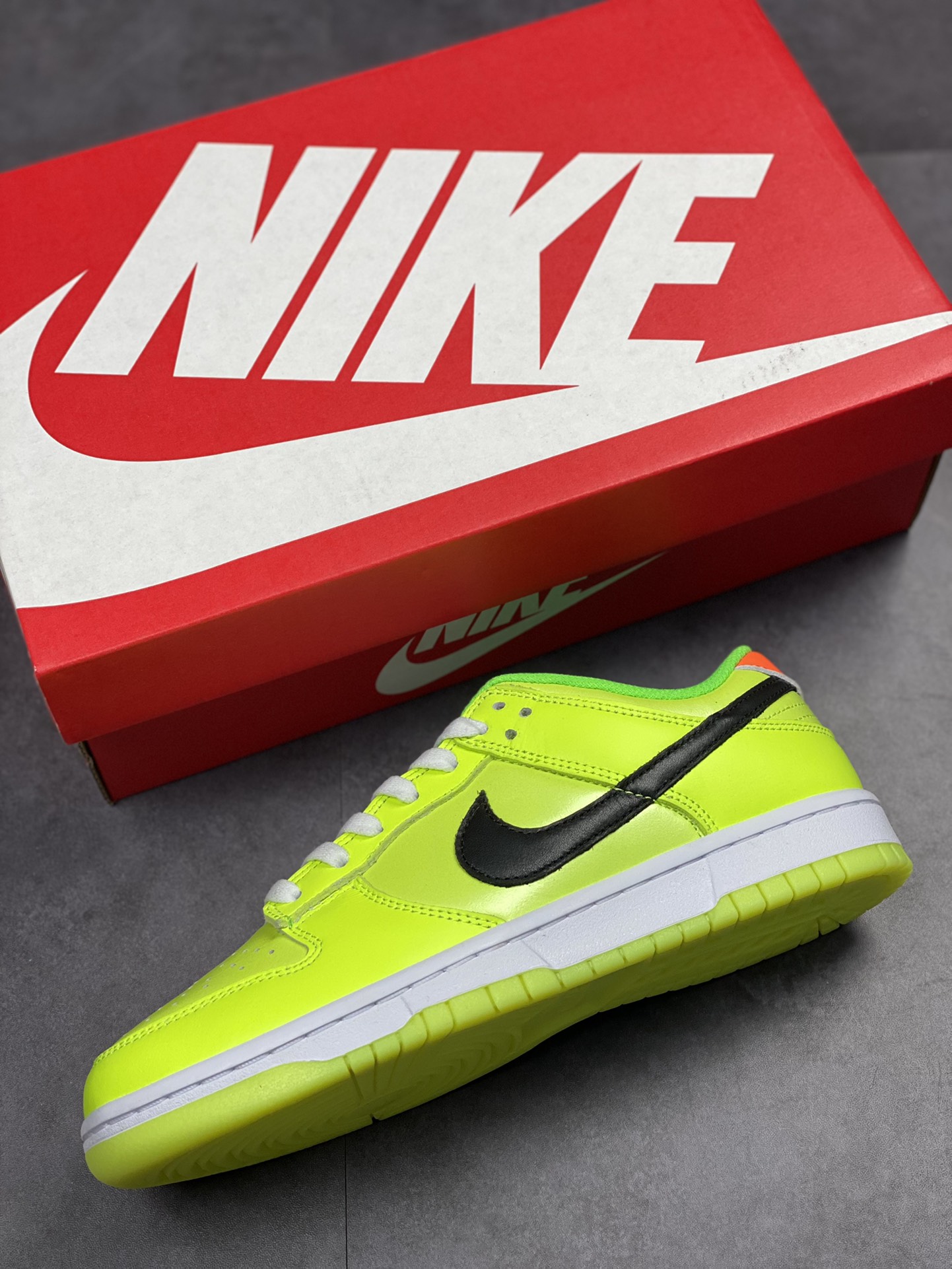 350 Nike Dunk Low ”Glow in the Dark” 荧光绿 FJ4610-702