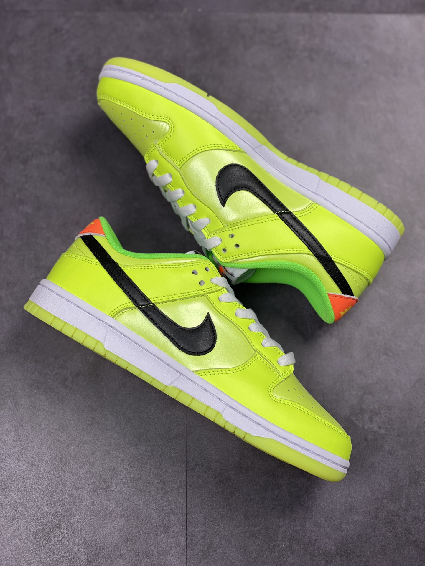 350 Nike Dunk Low ”Glow in the Dark” 荧光绿 FJ4610-702
