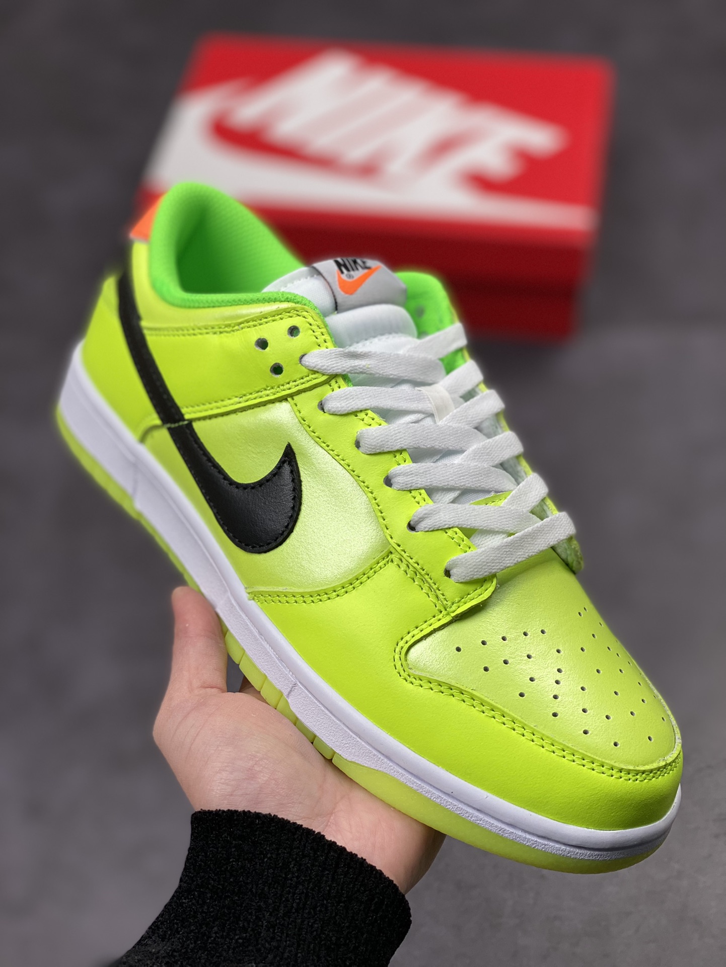 350 Nike Dunk Low ”Glow in the Dark” 荧光绿 FJ4610-702