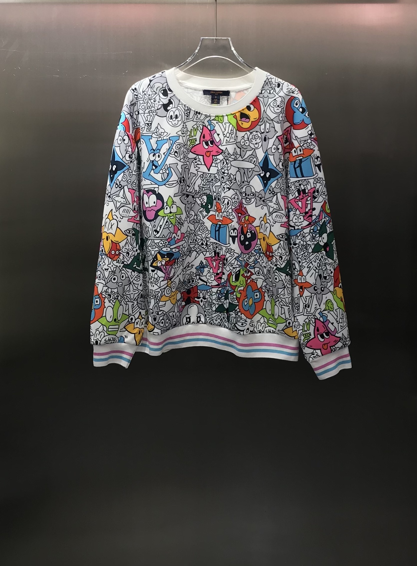 NO:696862,Louis Vuitto* new products are on the shelves. Customized cartoon casual suits, using the see-through printing process, the pattern is full and bright, the cartoon interesting coin four-leaf clover pattern makes the ready-to-wear more youthful. Casual tops paired with fashionable shorts, trendy and everyday, high version, color, louis vuitton, shorts,19860909Louis Vuitto* 新品上架 定制卡通休闲套装 沿用透浆印花工艺 图案色泽饱满鲜明 卡通趣味钱币四叶草图案 让成衣减龄十足 休闲上衣搭配时髦短裤 潮流日常 高版本 色,,louis vuitton,shorts,,Women's clothing