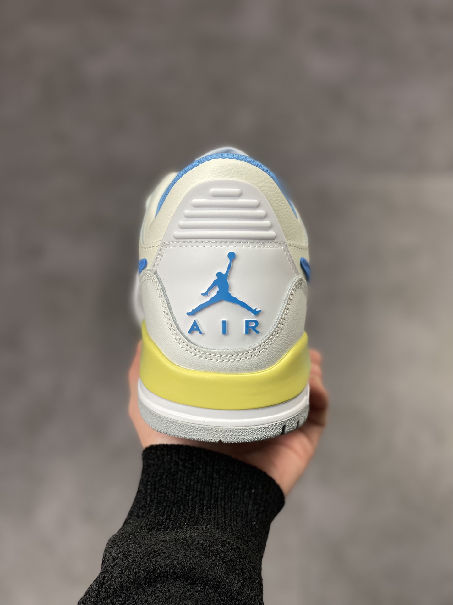 200 Air Jordan Legacy 312 Low 有着交错结合的设计FJ7223-141