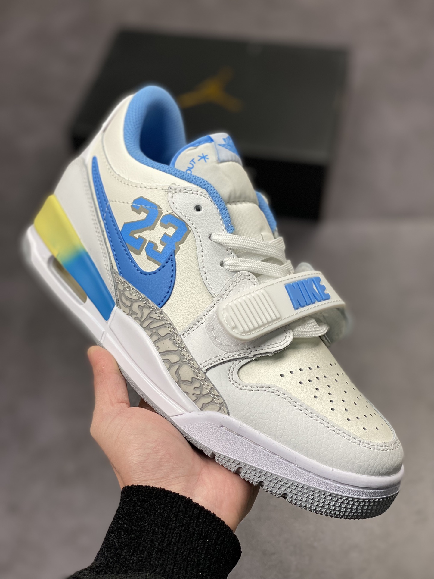 200 Air Jordan Legacy 312 Low 有着交错结合的设计FJ7223-141
