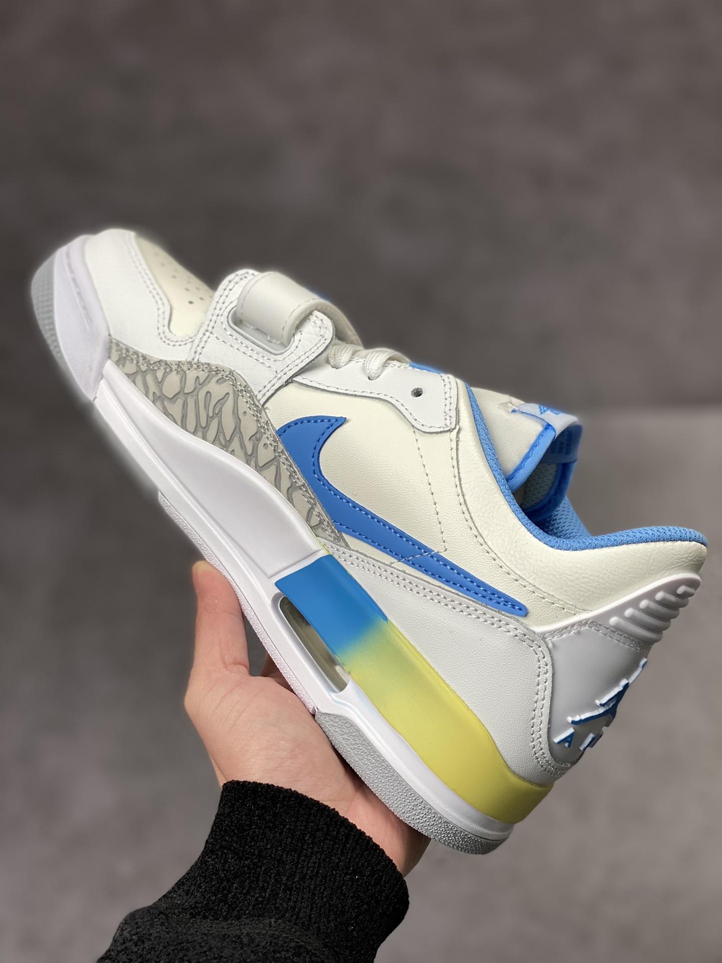 200 Air Jordan Legacy 312 Low 有着交错结合的设计FJ7223-141