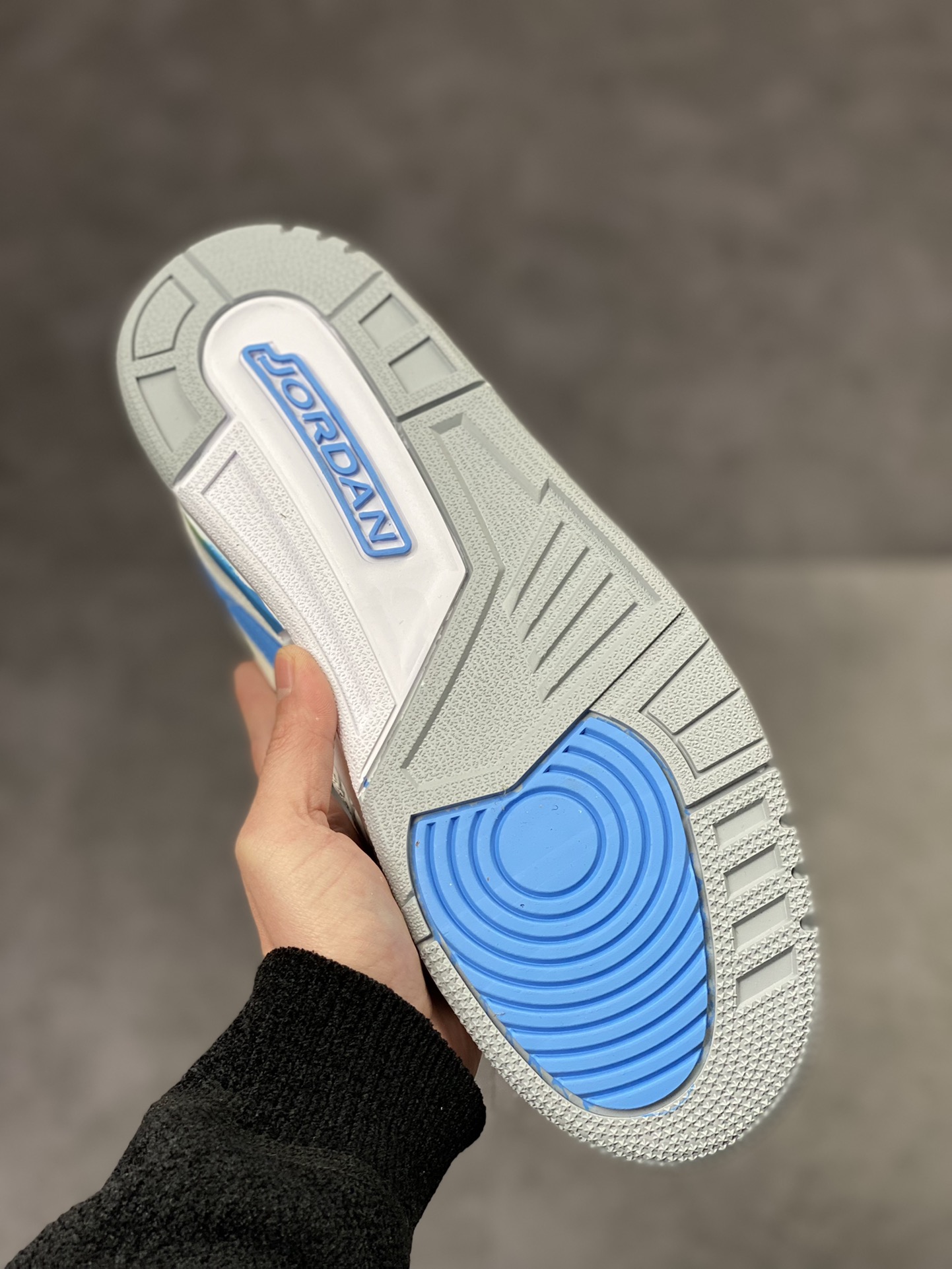 200 Air Jordan Legacy 312 Low 有着交错结合的设计FJ7223-141