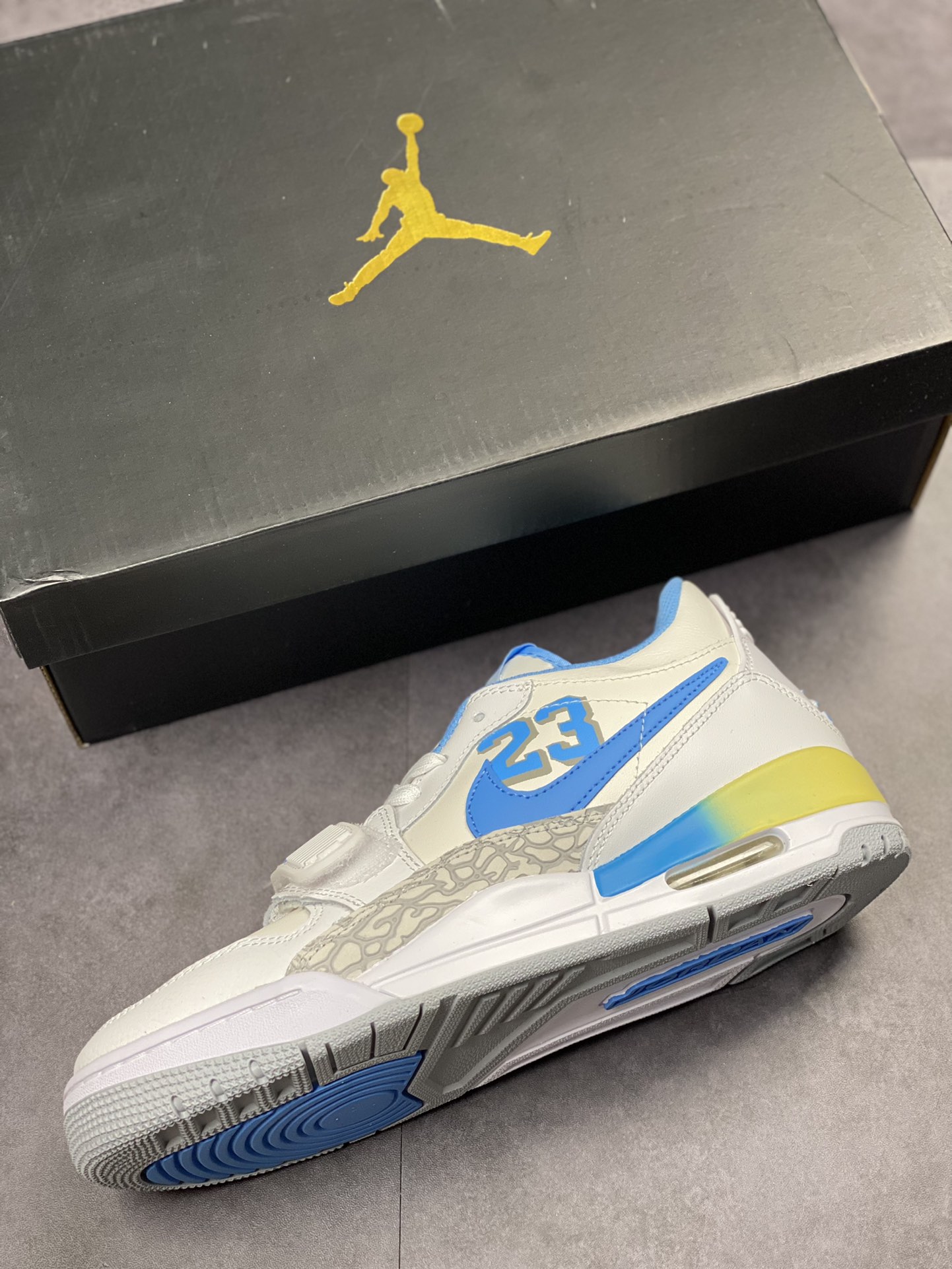 200 Air Jordan Legacy 312 Low 有着交错结合的设计FJ7223-141