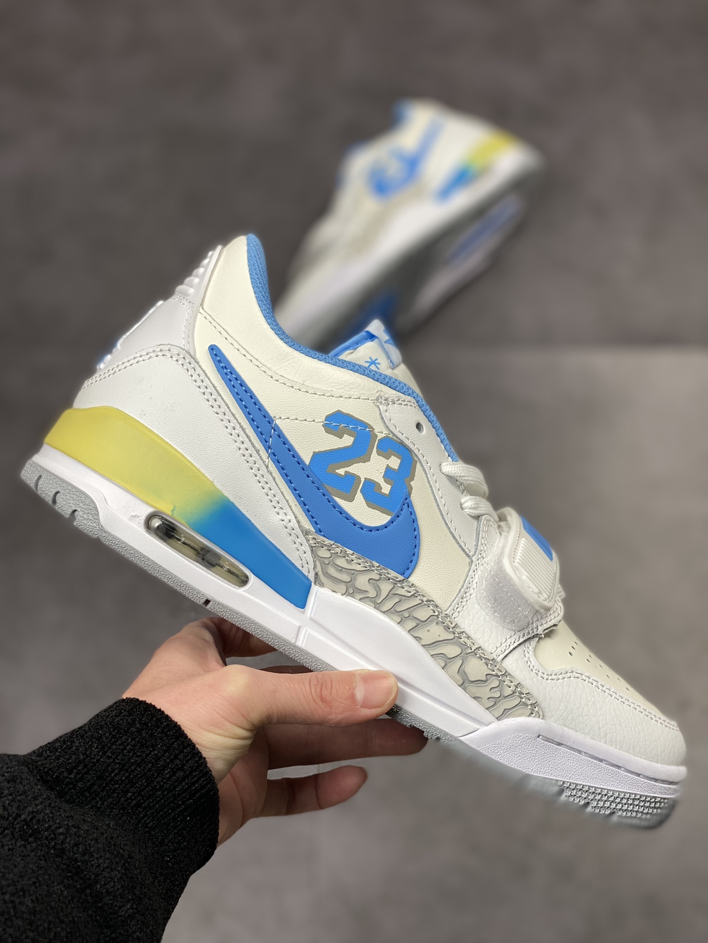 200 Air Jordan Legacy 312 Low 有着交错结合的设计FJ7223-141