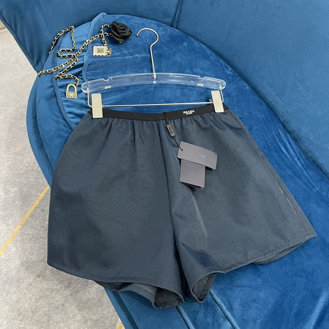 NO:307807,Prada Spring and Summer New Prada Triangle Logo Spliced ​​Women's Shorts, High-end Version!  High breathability and comfort, impeccable details, brand elements design concept, reflecting high quality. It feels delicate and soft!  It is casually cut, with a great upper body style!  2 color code number SML, prada, prada, shorts, alexander wang19860909Prada 春夏新款 普拉达三角徽标logo拼接女装短裤,高端版本！透气舒适度高,细节无可挑剔,品牌元素设计理念,体现高品质.手感细腻柔软！呈现休闲裁剪,上身版型超赞！2色码数SML,,prada,prada,shorts,alexander wang,Women's clothing