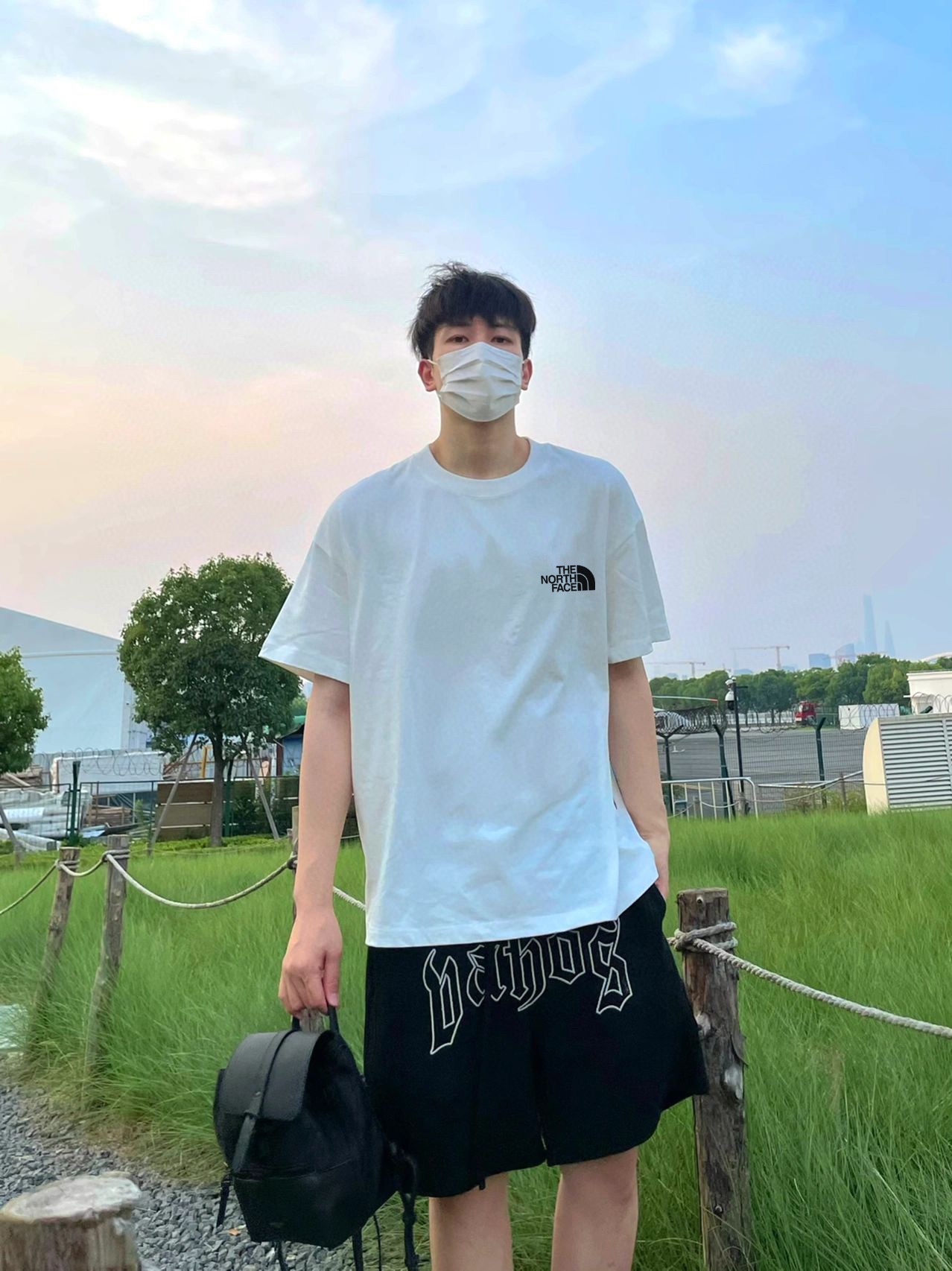 💰75
TNF/北面25经典胸口小标黑白双色短袖T恤情侣款


- 工艺: 整件衣服采用精密压花工艺
- 男女同款均可驾驭
 
颜色:黑色、白色
尺码:M-3XL(见图九)