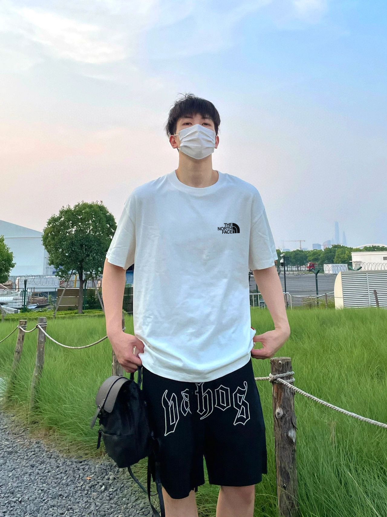 💰75
TNF/北面25经典胸口小标黑白双色短袖T恤情侣款


- 工艺: 整件衣服采用精密压花工艺
- 男女同款均可驾驭
 
颜色:黑色、白色
尺码:M-3XL(见图九)