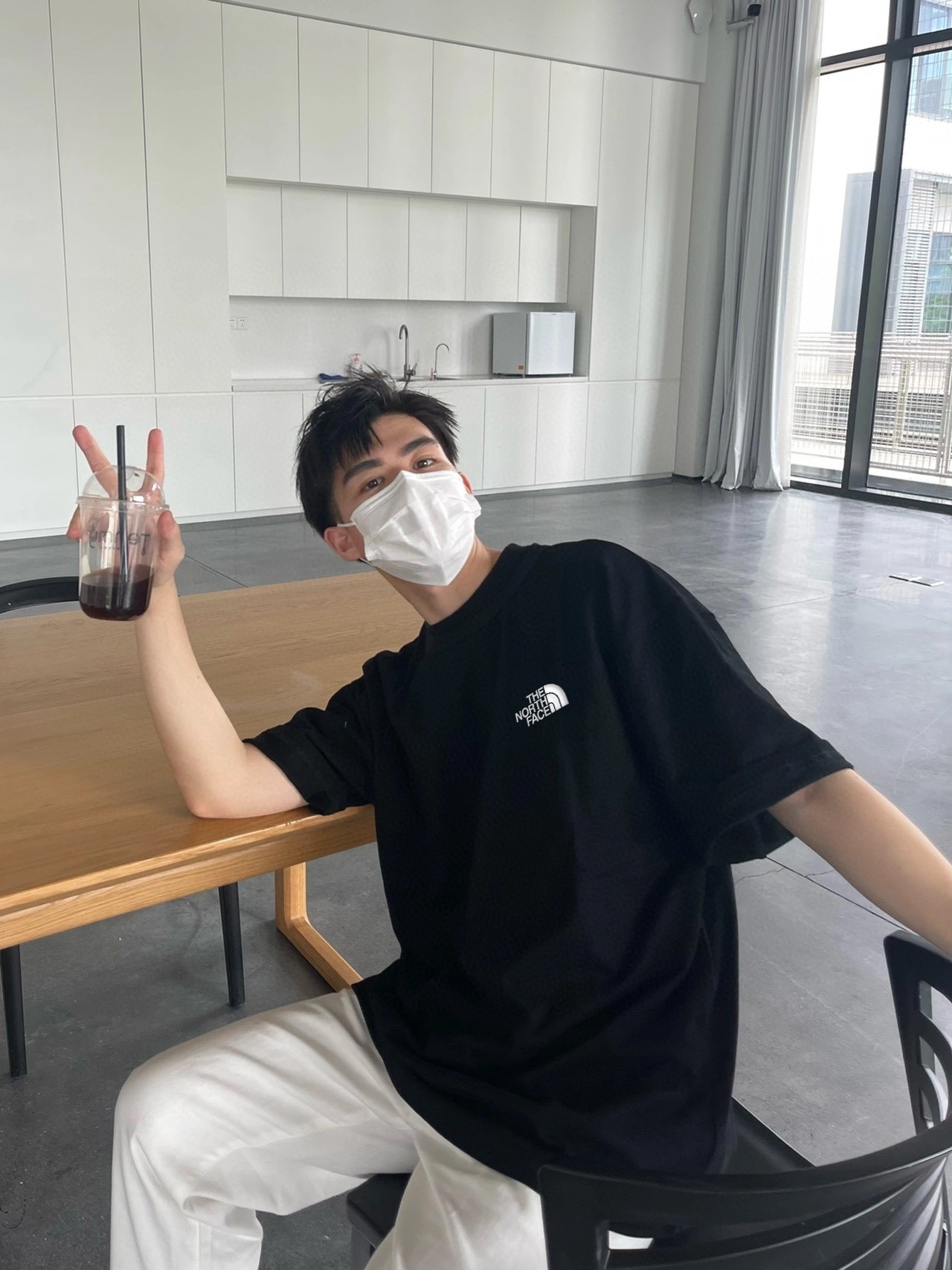 💰75
TNF/北面25经典胸口小标黑白双色短袖T恤情侣款


- 工艺: 整件衣服采用精密压花工艺
- 男女同款均可驾驭
 
颜色:黑色、白色
尺码:M-3XL(见图九)