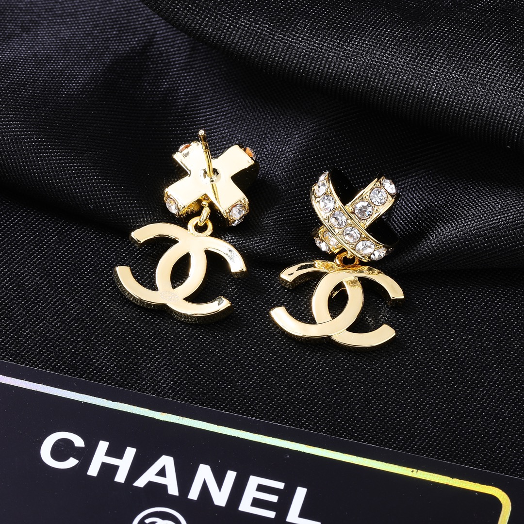 小香Chanel新款耳环   ✨每一个细节做工非常精细    这款设计非常美轮美奂 这款真的超级美超级仙