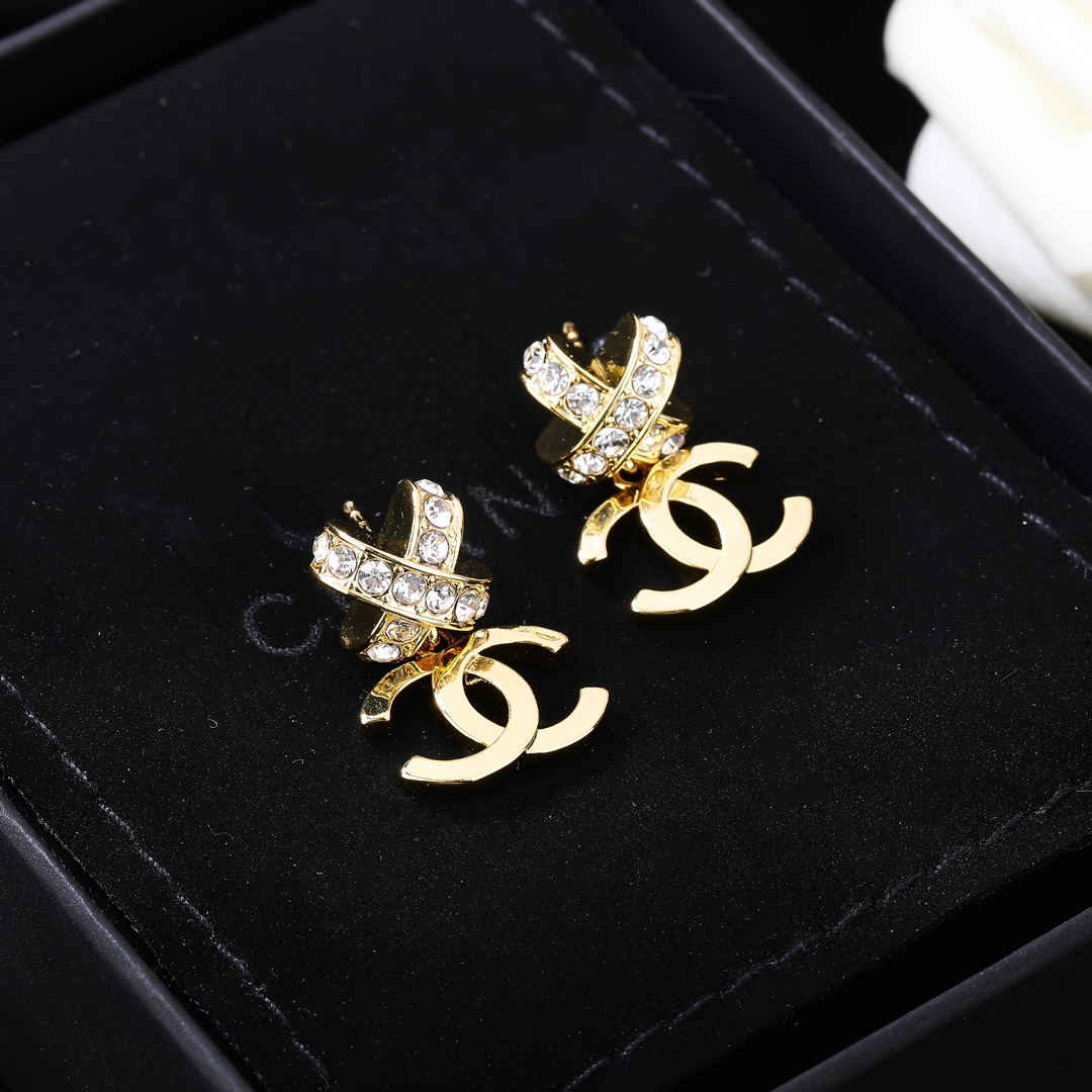 小香Chanel新款耳环   ✨每一个细节做工非常精细    这款设计非常美轮美奂 这款真的超级美超级仙