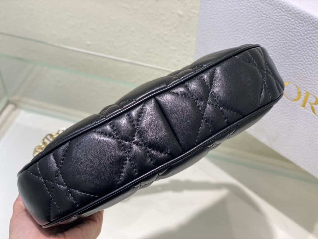 迪奥Dior顶级进口原厂羊皮腋下包️CDLOUNGE手袋️黑色柔软羊皮革超大藤格纹这款CDLounge手