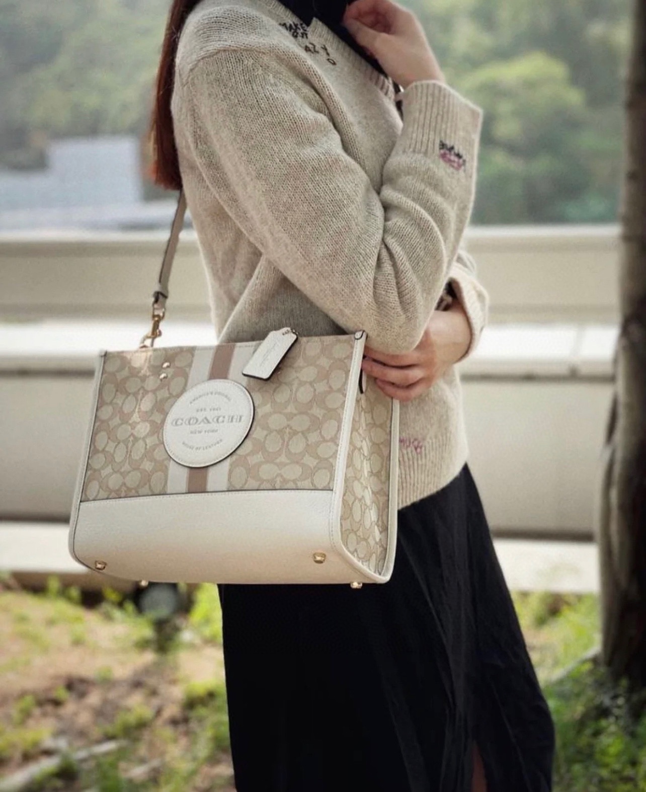 蔻驰横版托特包💰260 标志性CC帆布提花,饰有Coach徽章,中性色调可以适合任何穿搭,手提同时附带的轻盈编织肩带可供肩背或斜挎,无论日常通勤还是度假出游都能轻松搭配。 规格:30*23*15.5cm