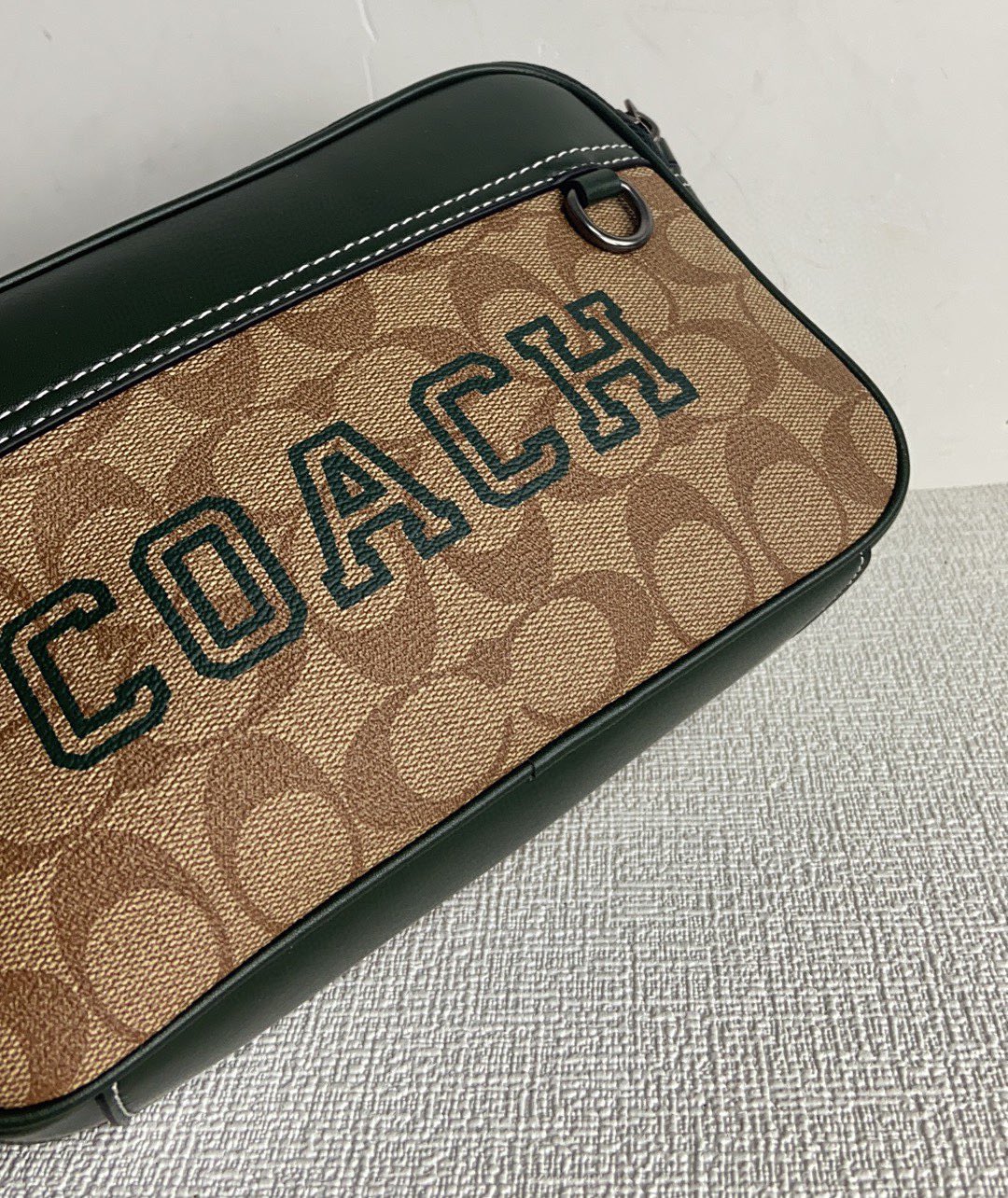 Coach CH062。3月新品最新款奥莱款 款 男士单肩背斜挎包。新款比以前的相机包大一点，双拉链双隔层，尺寸：23*15*7