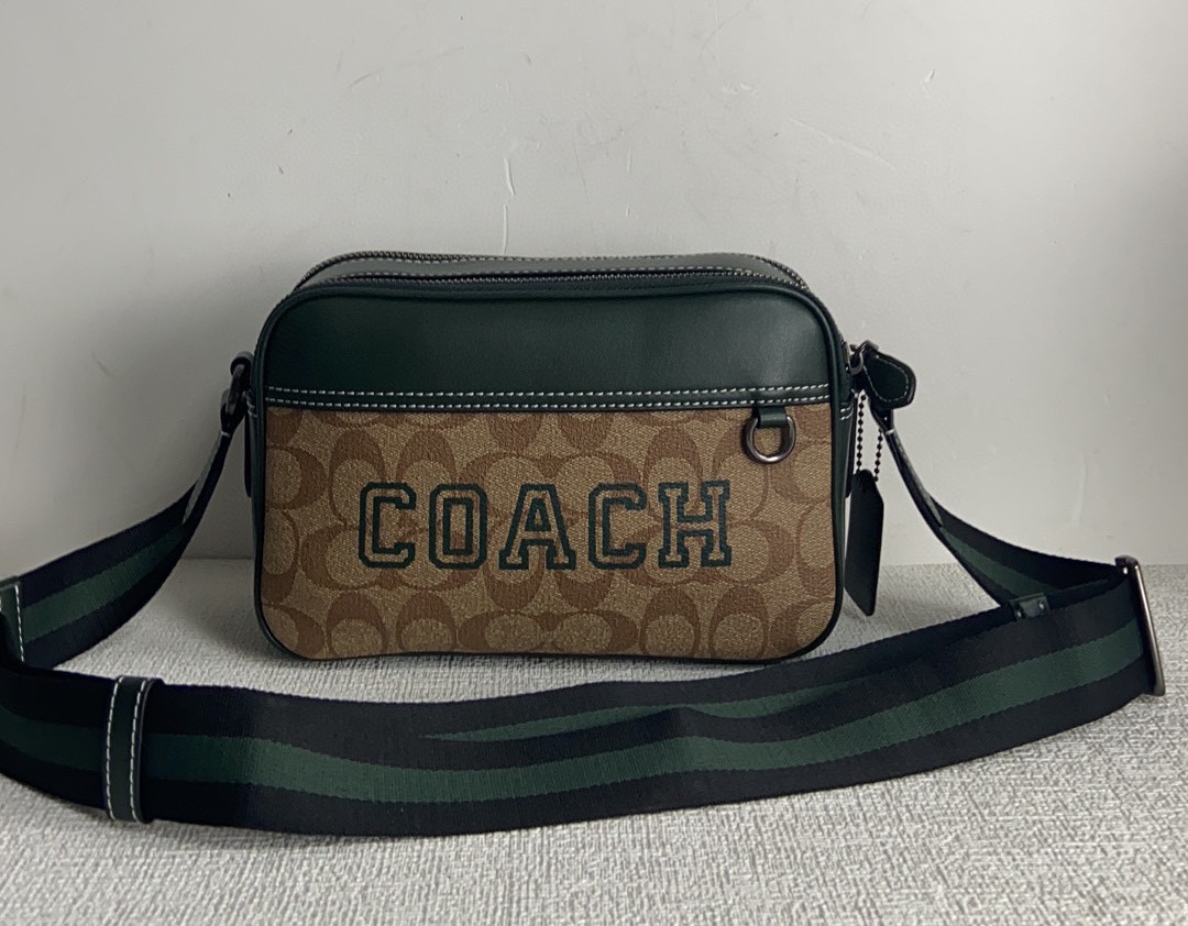 Coach CH062。3月新品最新款奥莱款 款 男士单肩背斜挎包。新款比以前的相机包大一点，双拉链双隔层，尺寸：23*15*7