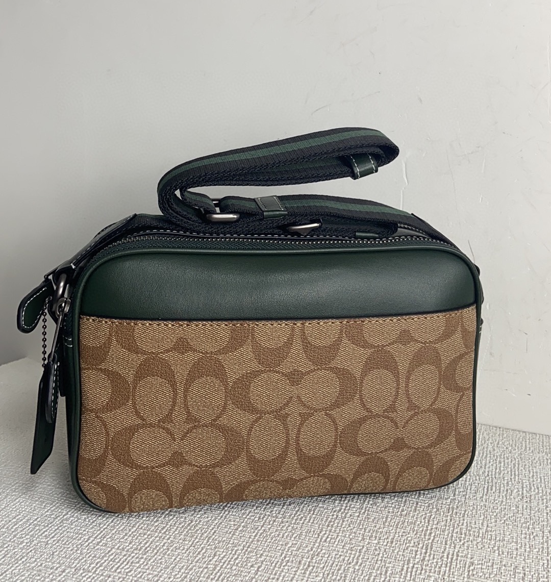 Coach CH062。3月新品最新款奥莱款 款 男士单肩背斜挎包。新款比以前的相机包大一点，双拉链双隔层，尺寸：23*15*7