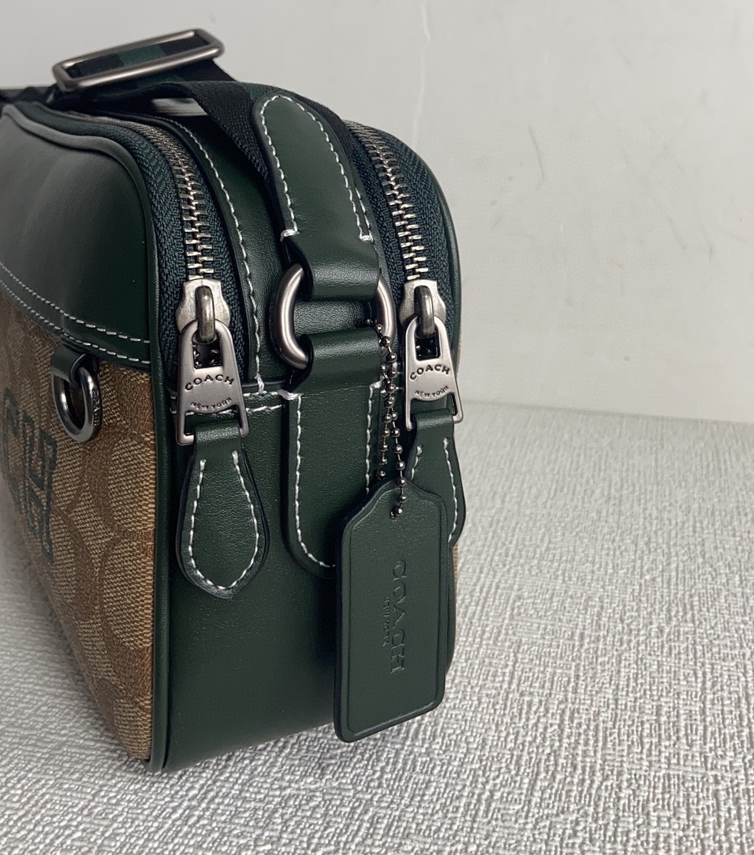 Coach CH062。3月新品最新款奥莱款 款 男士单肩背斜挎包。新款比以前的相机包大一点，双拉链双隔层，尺寸：23*15*7